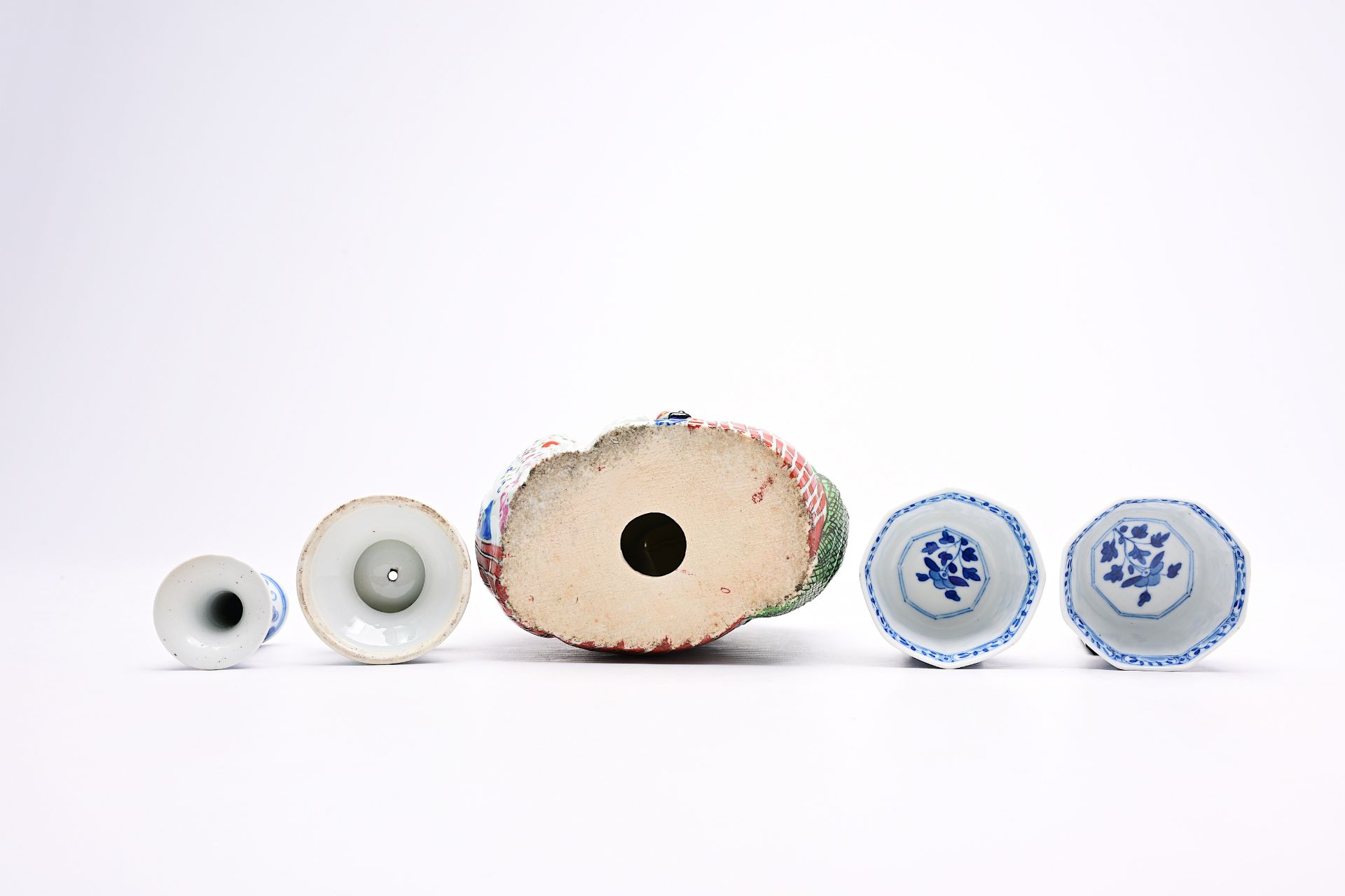 A varied collection of Chinese blue, white, famille rose and Imari style porcelain, 18th C. and late - Image 10 of 14