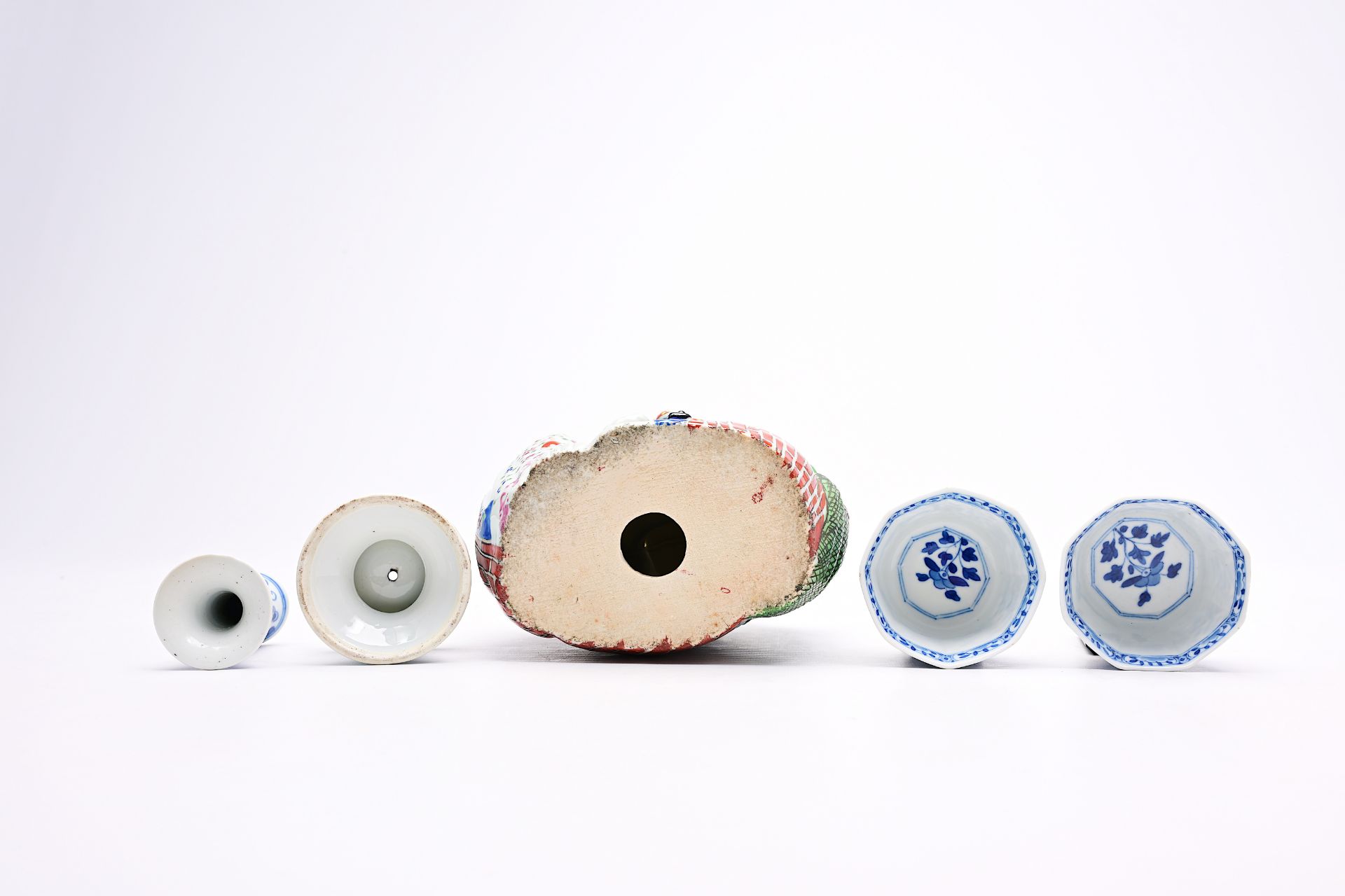 A varied collection of Chinese blue, white, famille rose and Imari style porcelain, 18th C. and late - Bild 10 aus 14