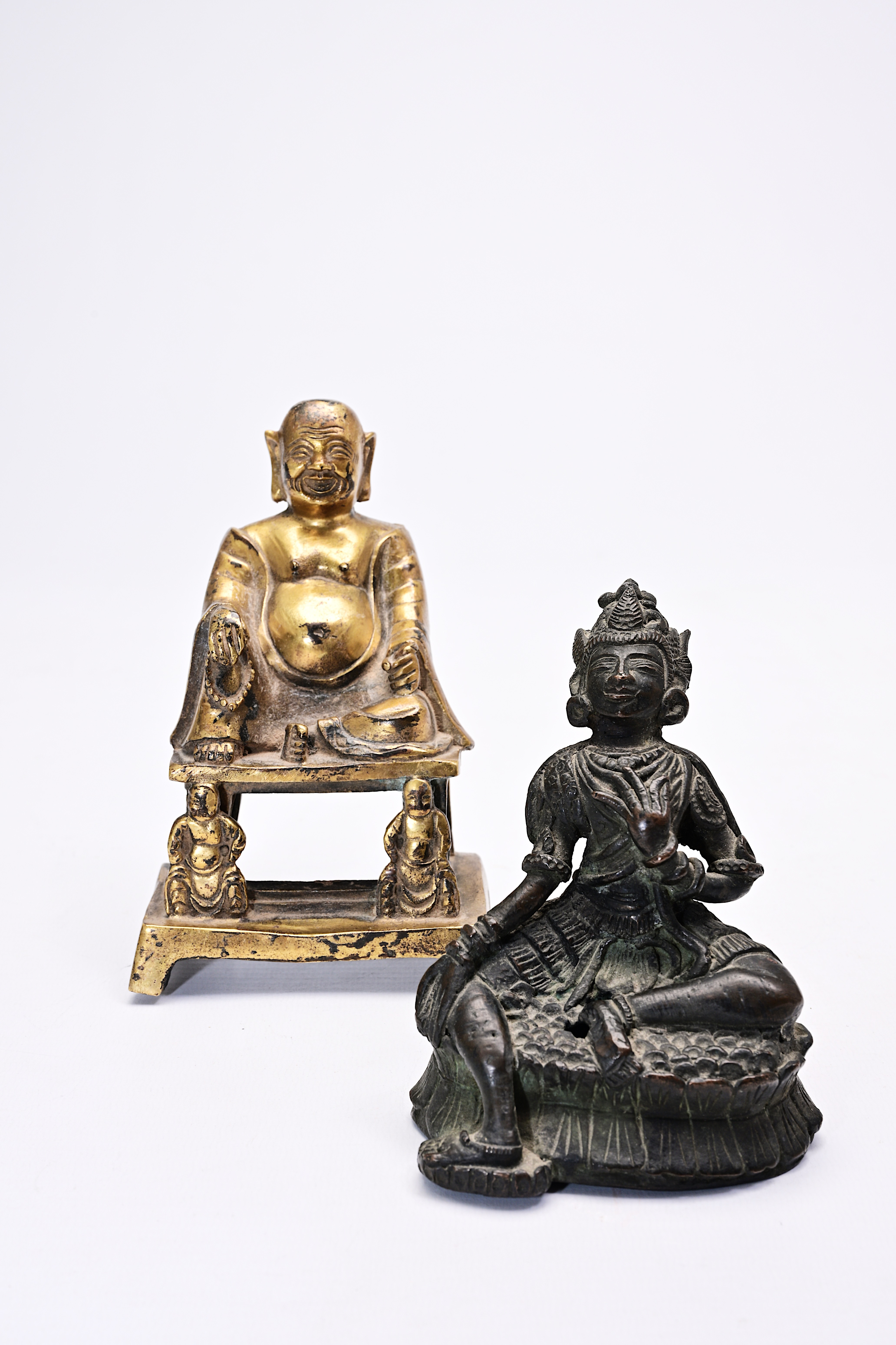 Two Chinese bronze sculptures of Buddha and Guanyin, 19th C. - Image 7 of 8