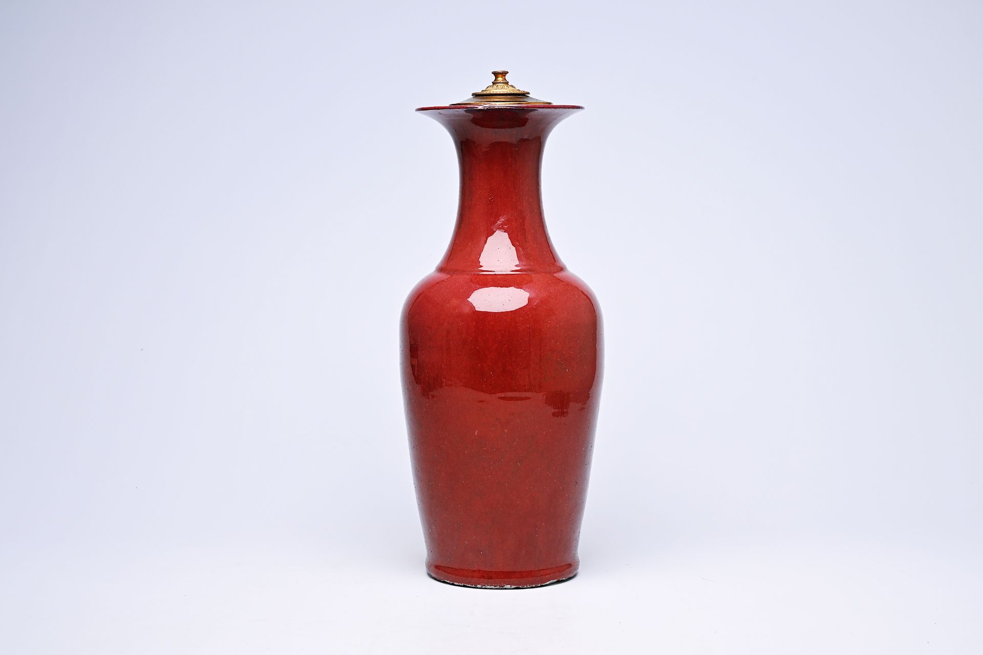 A Chinese monochrome sang-de-boeuf glazed vase mounted as a lamp, 19th C. - Bild 2 aus 12