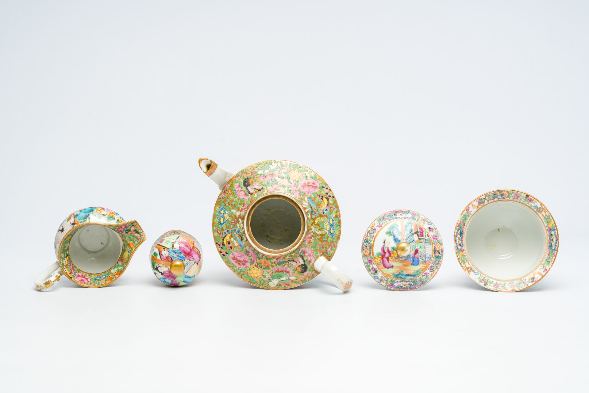 A Chinese Canton famille rose three-part tea set with palace scenes, 19th C. - Image 6 of 7