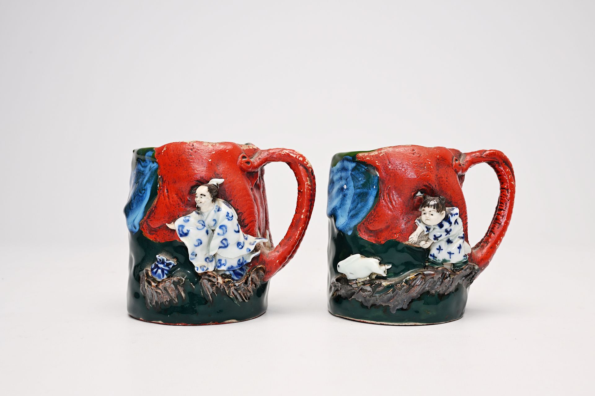 Four Japanese Kutani dishes and a pair of Sumida Gawa mugs, Meiji/Showa, 19th/20th C. - Bild 2 aus 11