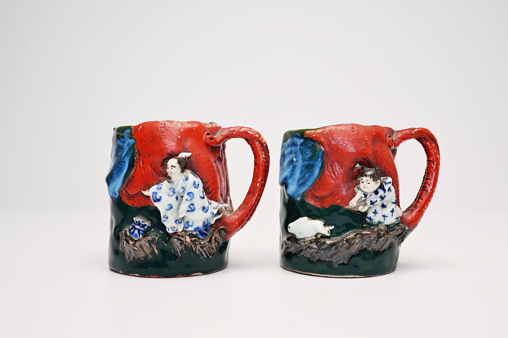 Four Japanese Kutani dishes and a pair of Sumida Gawa mugs, Meiji/Showa, 19th/20th C. - Image 2 of 11