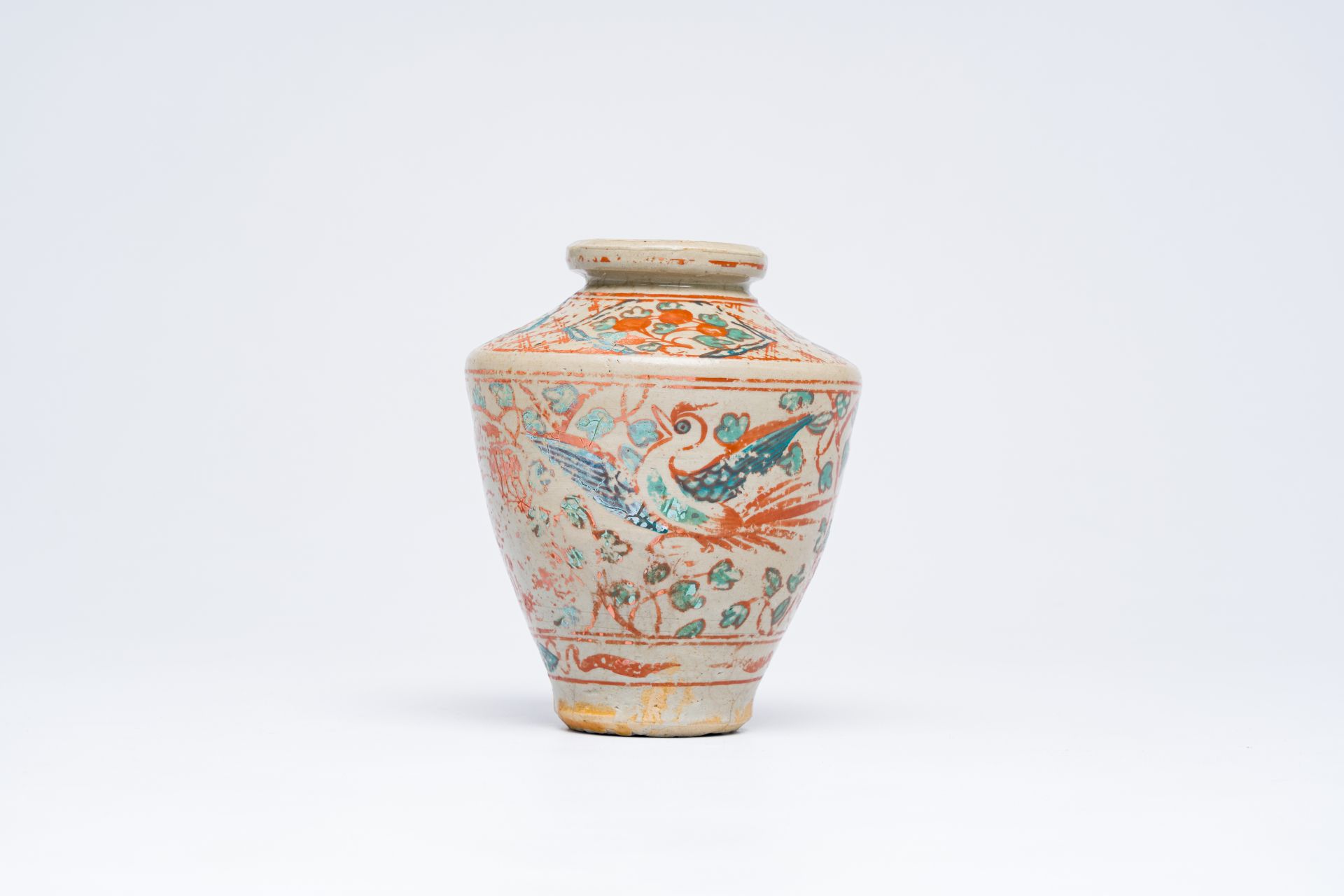 A Chinese wucai Swatow vase with phoenixes, Ming - Image 3 of 6