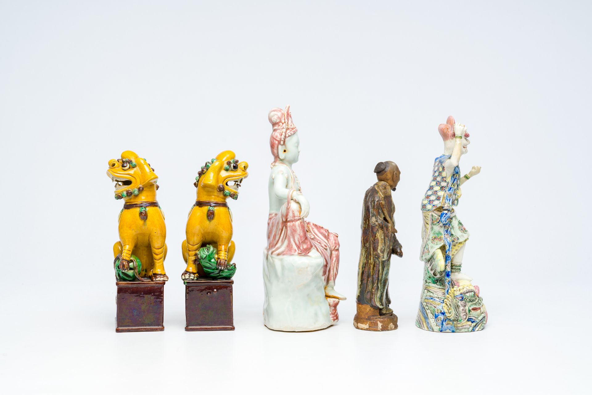 Five various Chinese famille rose and polychrome porcelain and pottery figures, 19th/20th C. - Bild 4 aus 7