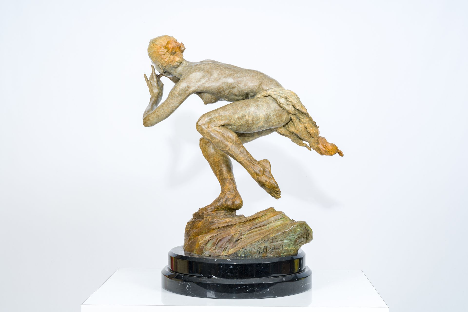 Richard MacDonald (1946): 'The Piper', patinated bronze on a marble base, ed. 13/90, dated (19)98 - Bild 4 aus 8
