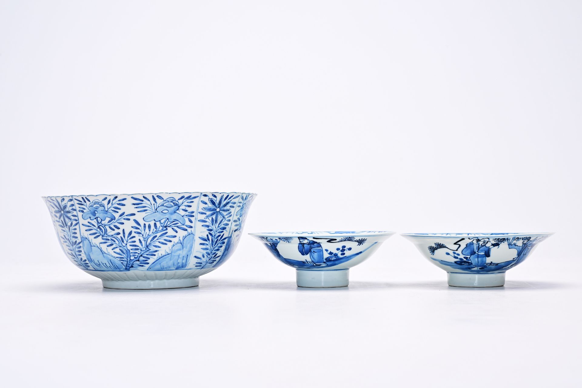 A varied collection of Chinese blue and white porcelain with floral design and figures in a landscap - Bild 2 aus 22