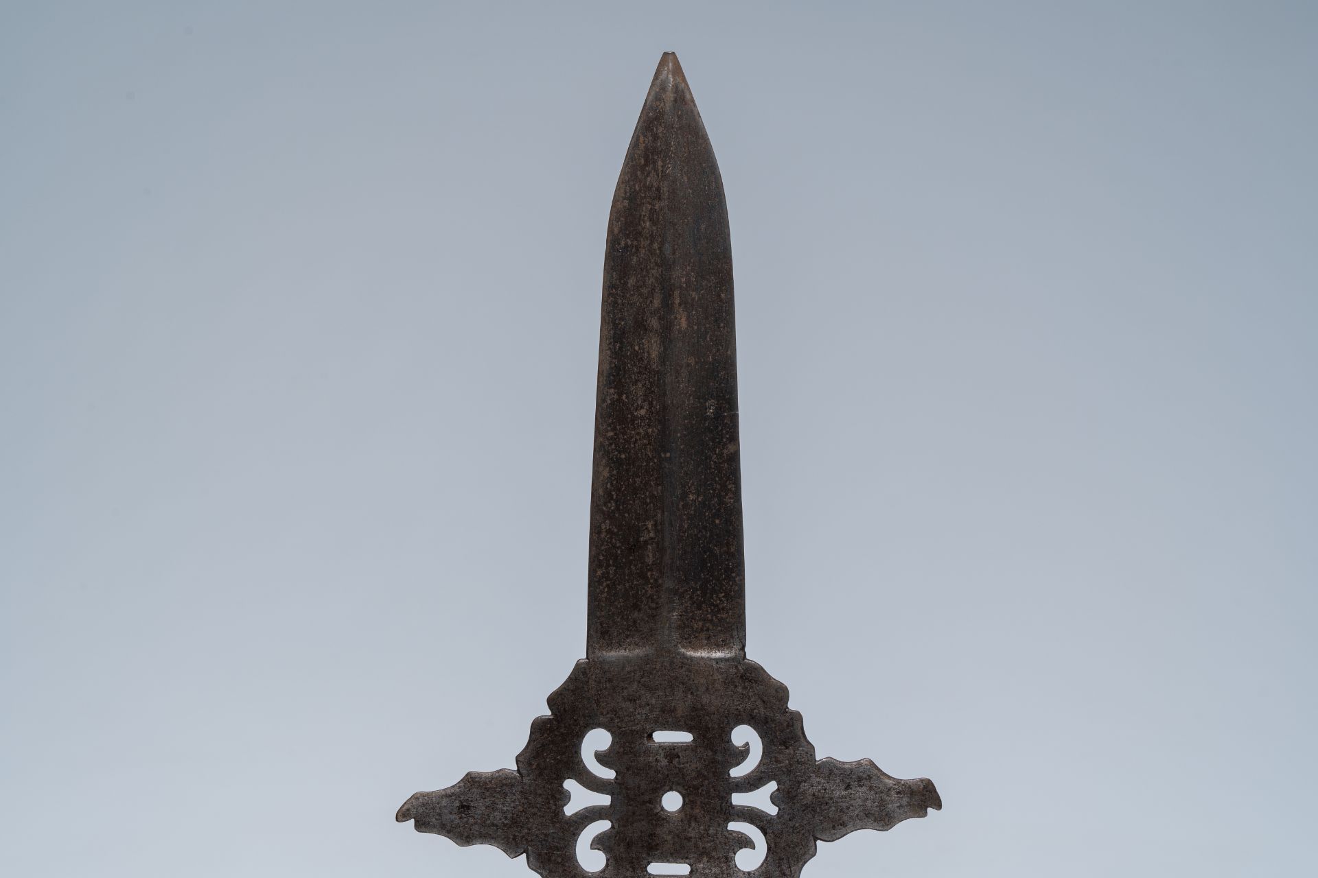 An open worked wrought iron spearhead on a wood stand, 19th C. or earlier - Bild 8 aus 8