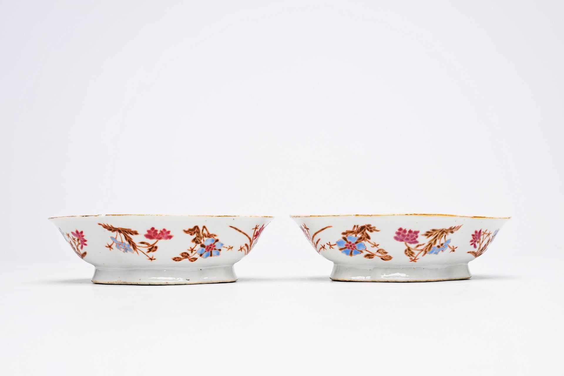 A pair of Chinese lobed famille rose bowls with floral design, 19th C. - Bild 13 aus 24