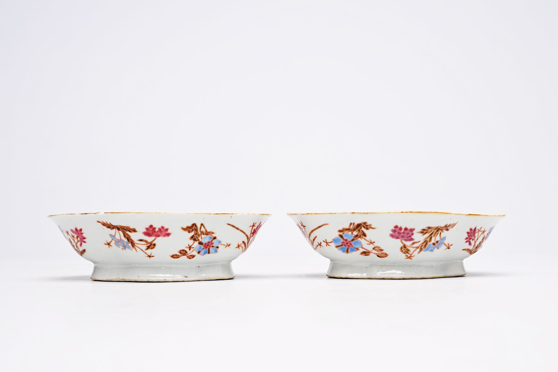 A pair of Chinese lobed famille rose bowls with floral design, 19th C. - Image 13 of 24