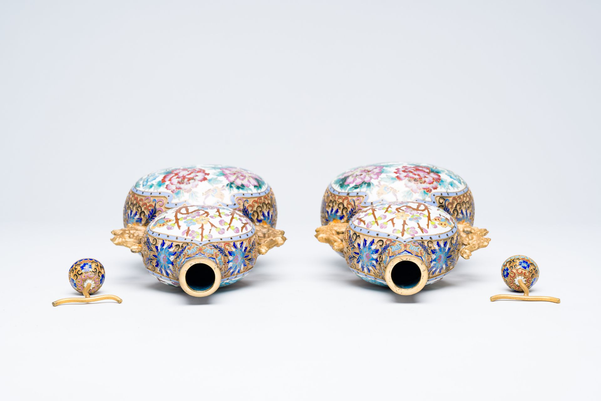 A pair of Chinese cloisonne double gourd vases on wooden stands, 20th C. - Image 6 of 9