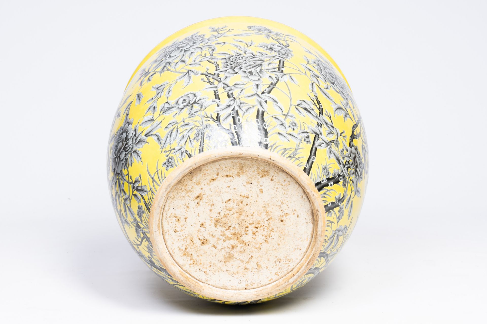 A large Chinese Dayazhai style jardiniere with floral design on a yellow ground, 19th/20th C. - Image 11 of 14