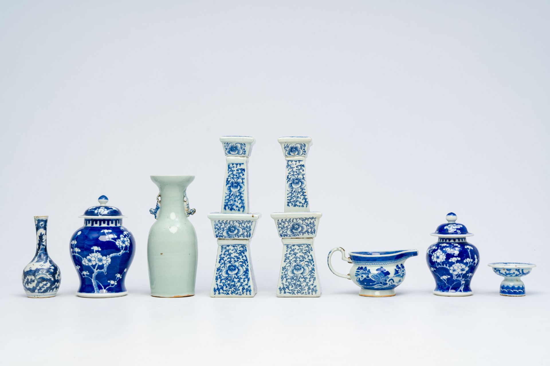 A varied collection of Chinese blue and white porcelain, 19th/20th C. - Bild 7 aus 30