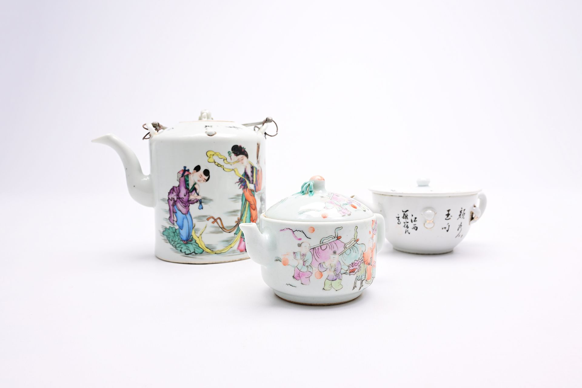 A varied collection of Chinese famille rose and qianjiang cai porcelain, 19th/20th C. - Image 19 of 40