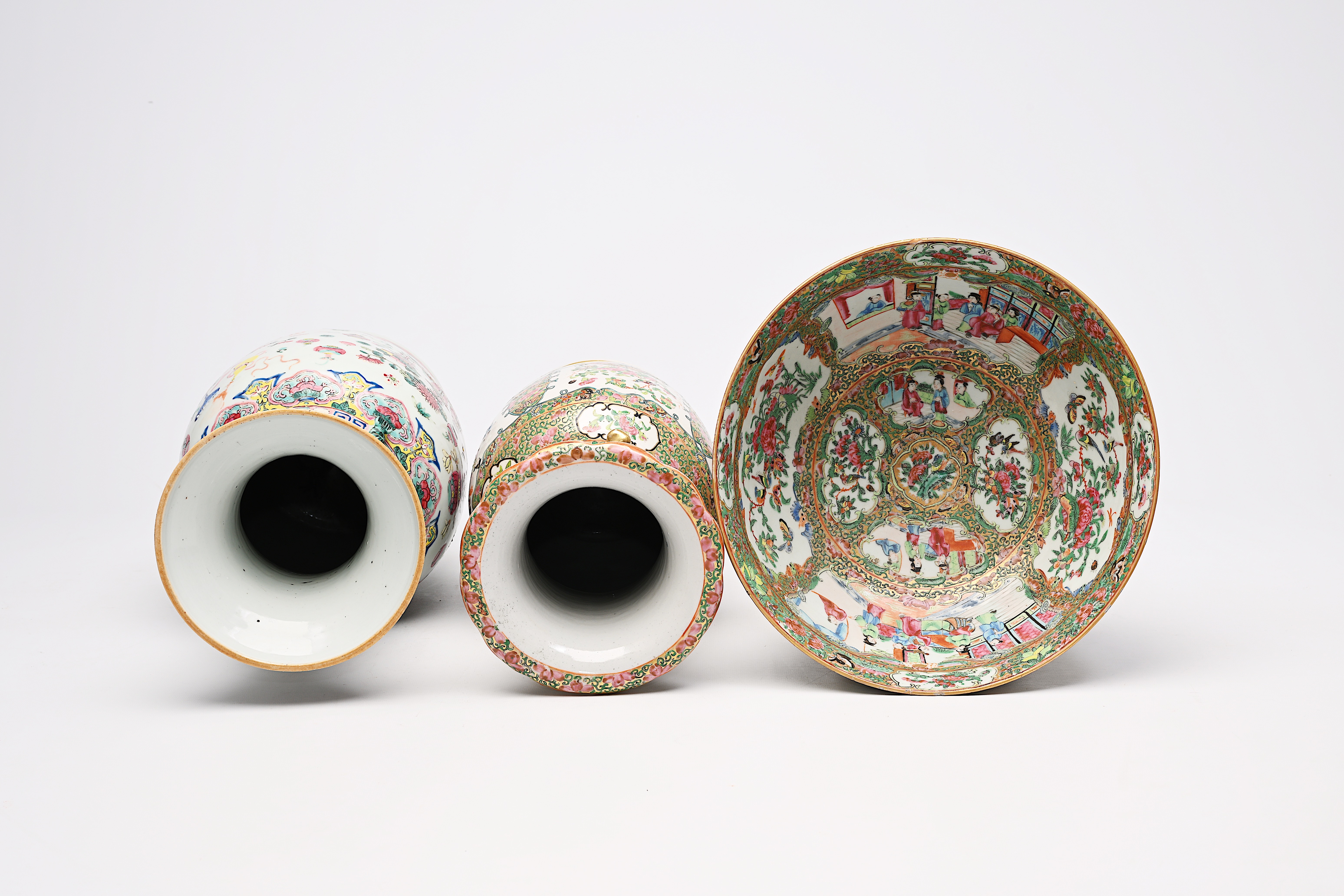 A Chinese famille rose 'antiquities' vase and a Canton famille rose vase and bowl, 19th C. - Image 5 of 8