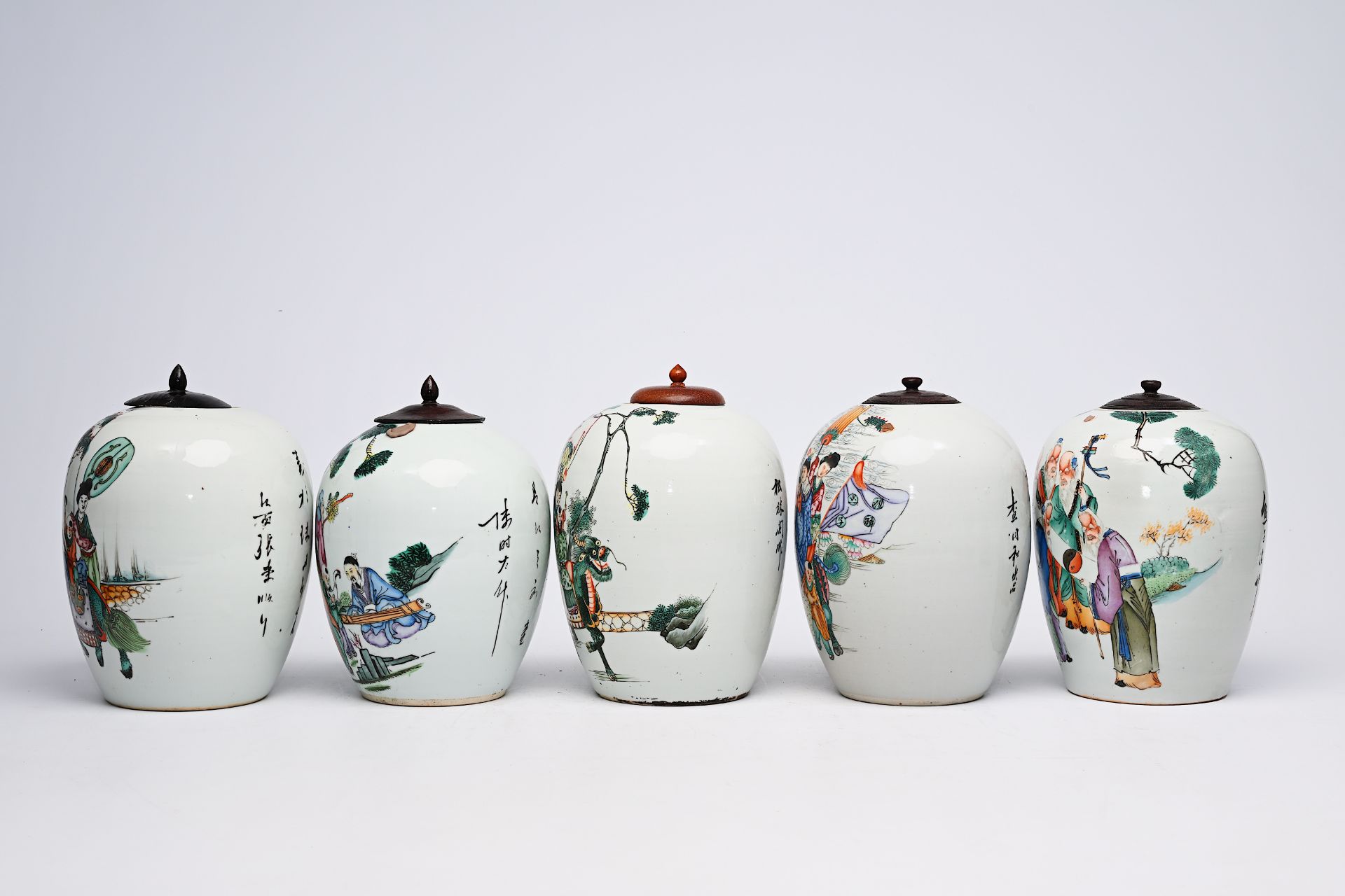 Five Chinese famille rose and qianjiang cai ginger jars with Immortals, ladies and children, 19th/20 - Bild 3 aus 12