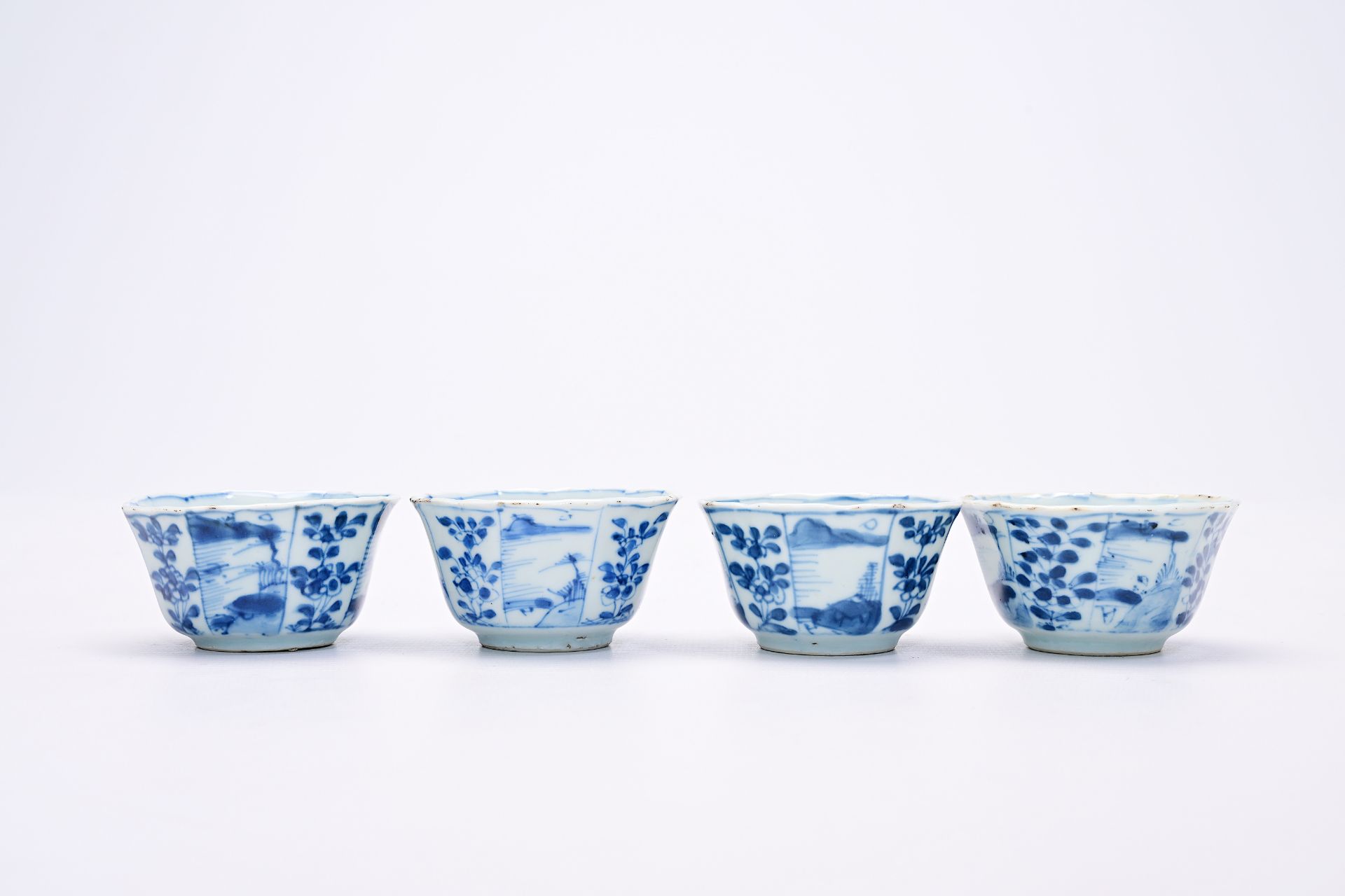 Four Chinese blue and white cups and saucers with floral design and landscapes, Kangxi - Bild 5 aus 12