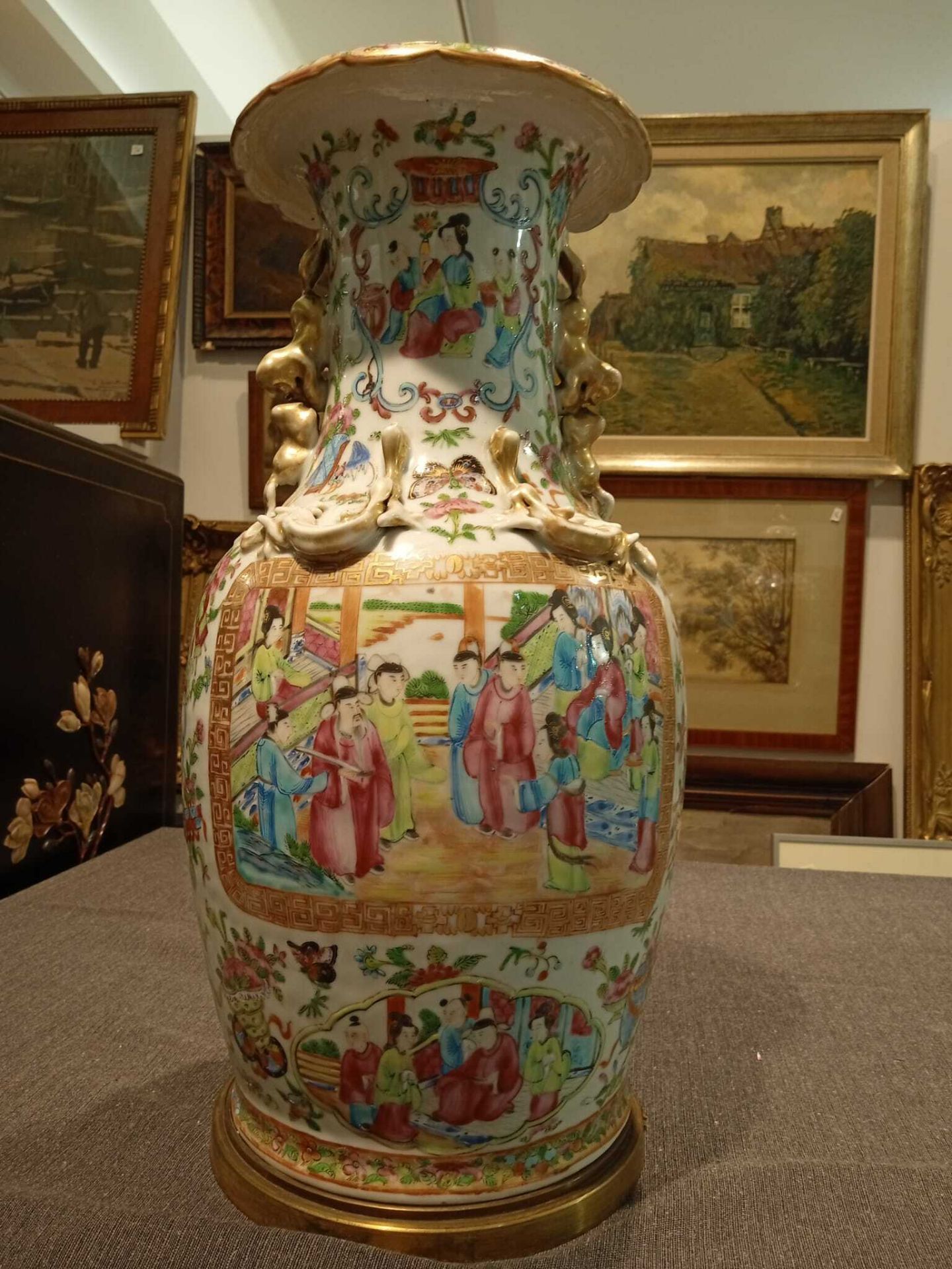 Two Chinese Canton famille rose vases with palace scenes, one of which mounted as a lamp, 19th C. - Bild 35 aus 46