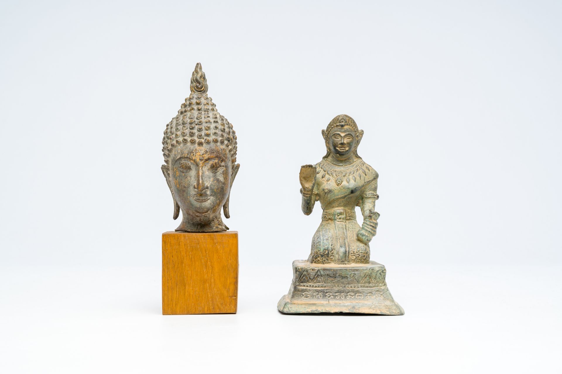 A Thai partly gilt bronze head of Buddha and an Indian figure of Vishnu, poss. 16th C. or later - Bild 2 aus 7