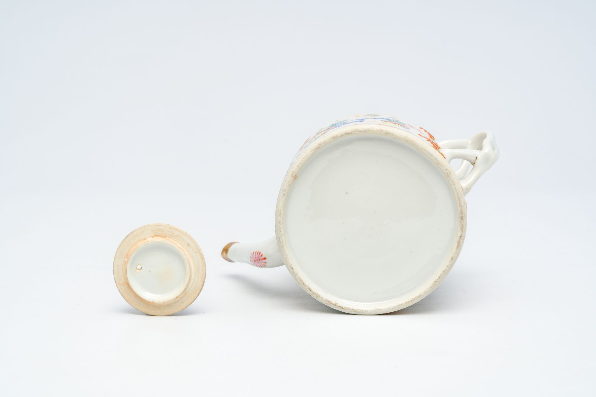 A Chinese famille rose 'mandarin subject' teapot and cover, Qianlong/Jiaqing - Bild 7 aus 7
