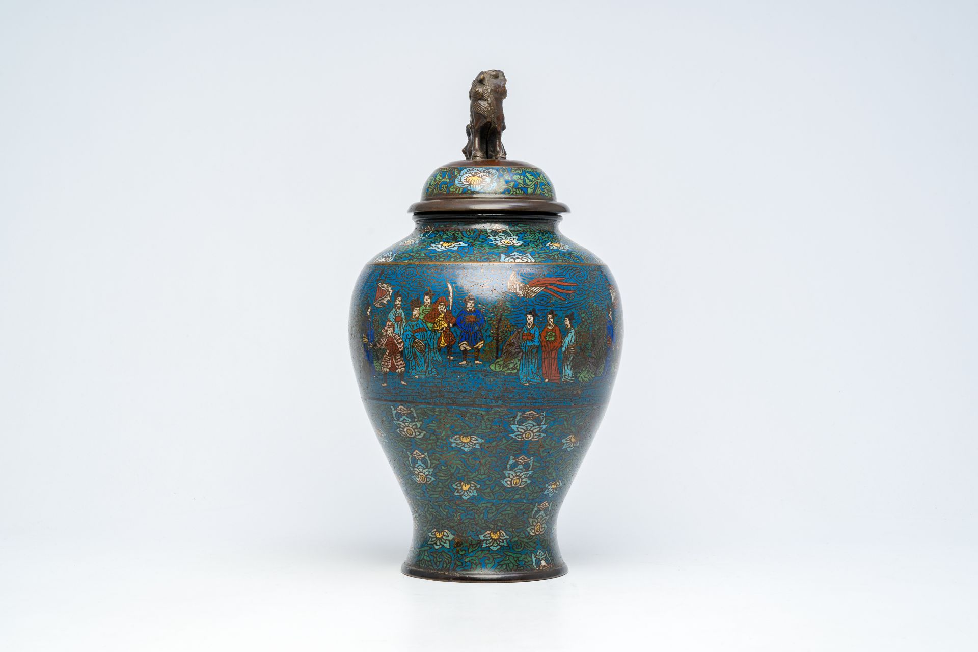 A large Japanese champleve cloisonne vase and cover, Meiji, 19th C. - Bild 4 aus 6