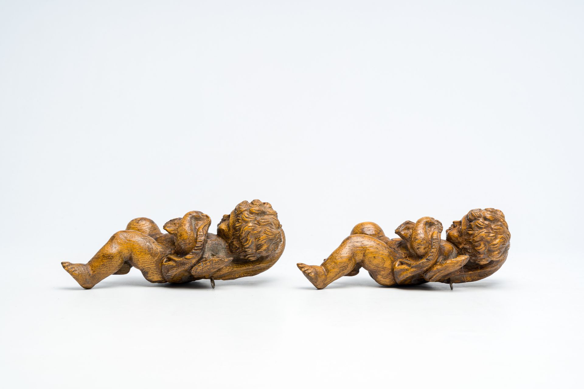 A pair of oak wood sculptures of angels, probably France, 17th/18th C. - Image 3 of 6