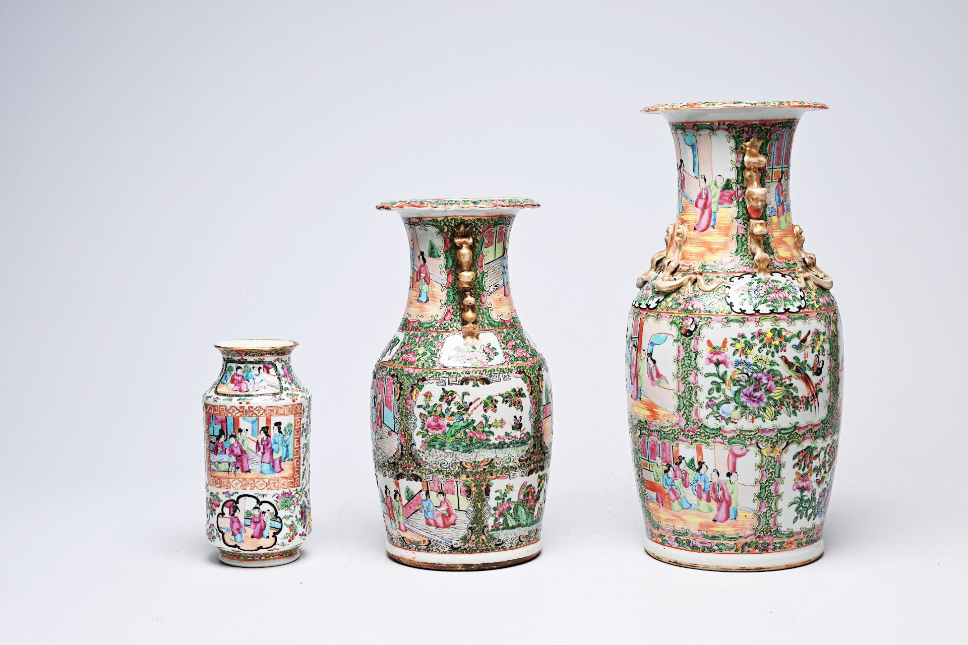 Three Chinese Canton famille rose vases with palace scenes and floral design, 19th C. - Bild 4 aus 6