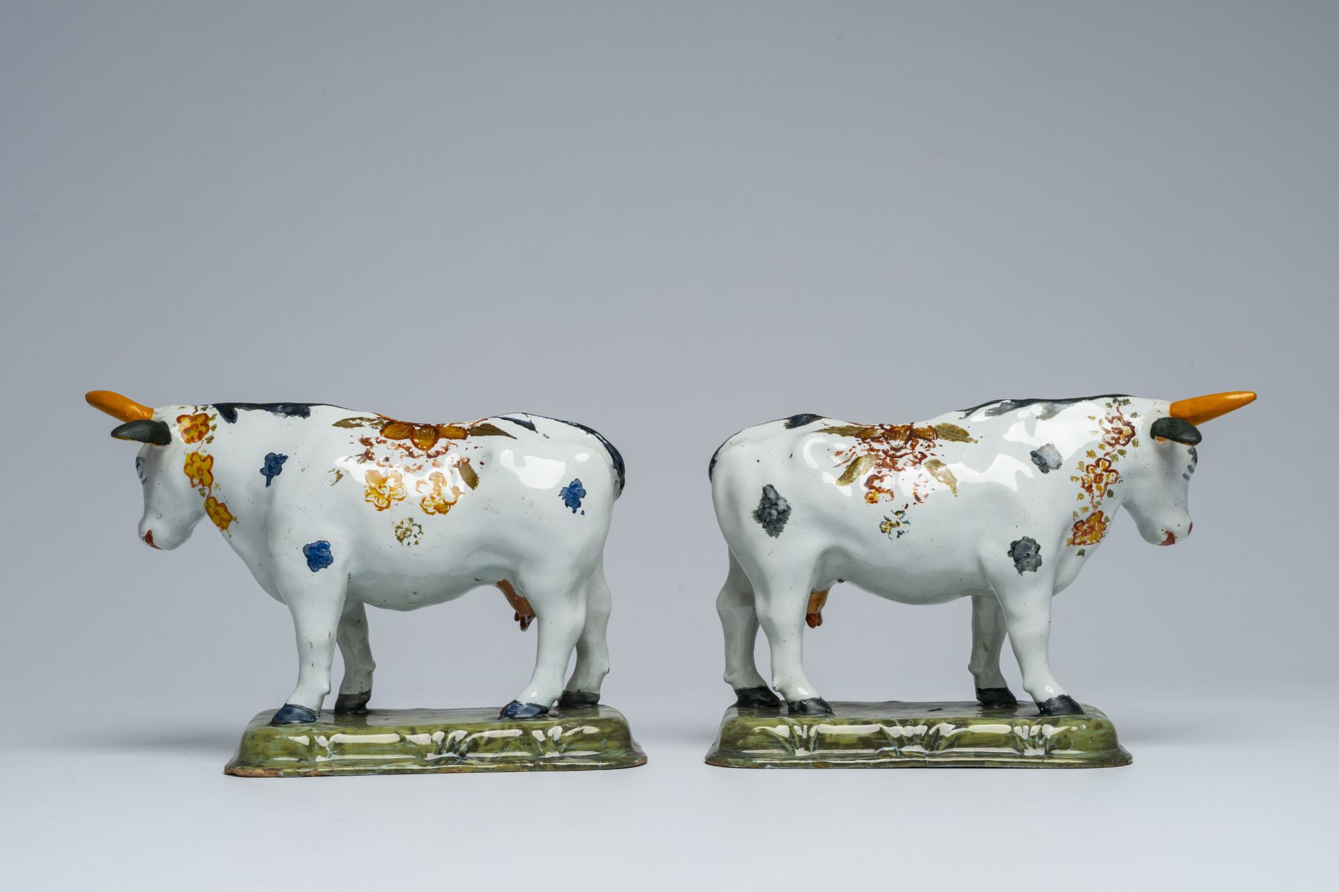 A pair of Dutch Delft partly cold-painted polychrome cows, 18th C. - Image 4 of 7