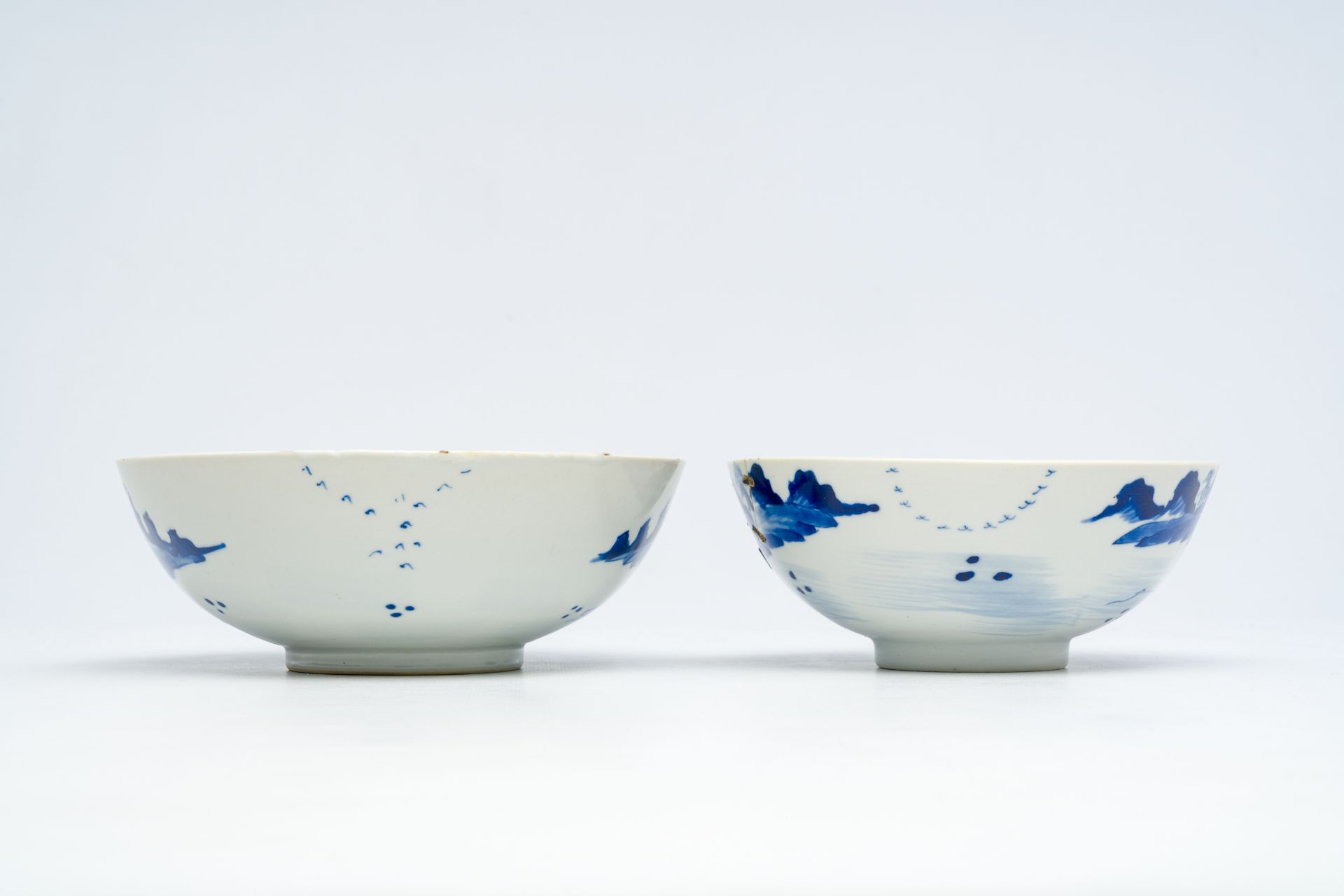 Two Chinese blue and white 'animated landscape' bowls, 19th C. - Bild 7 aus 14