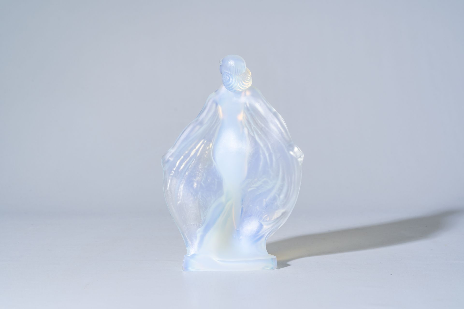 A French Sabino opalescent glass figurine of Isadora Duncan, 20th C. - Bild 4 aus 13