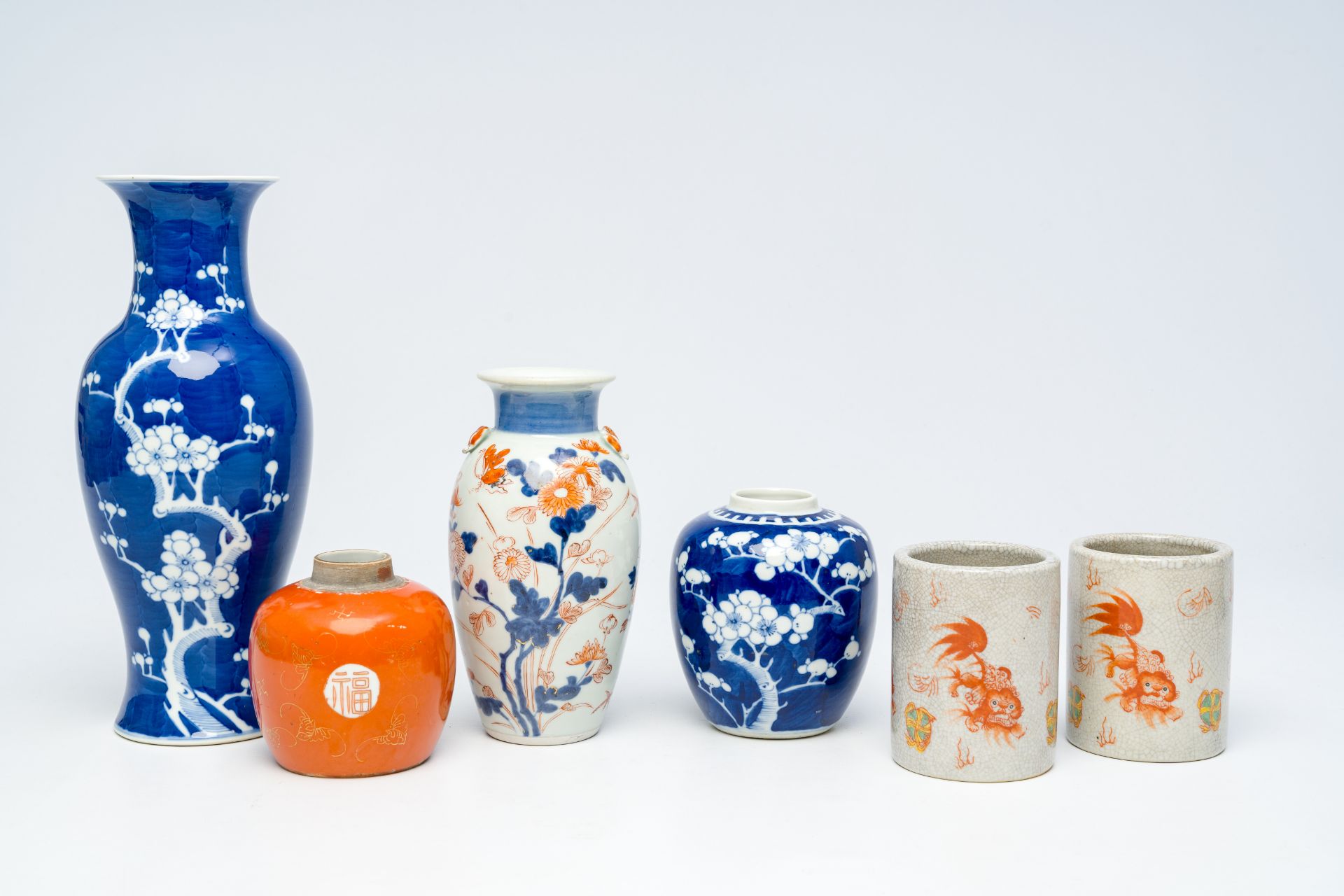 A varied collection of Chinese blue and white and iron-red porcelain, 19th/20th C.