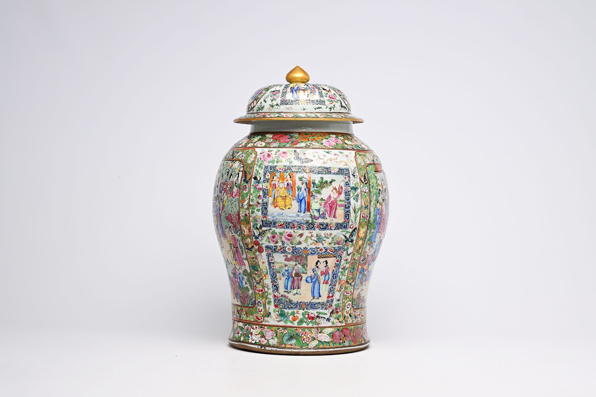 A fine Chinese Canton famille rose vase and cover with palace scenes and floral design, 19th C. - Bild 3 aus 9