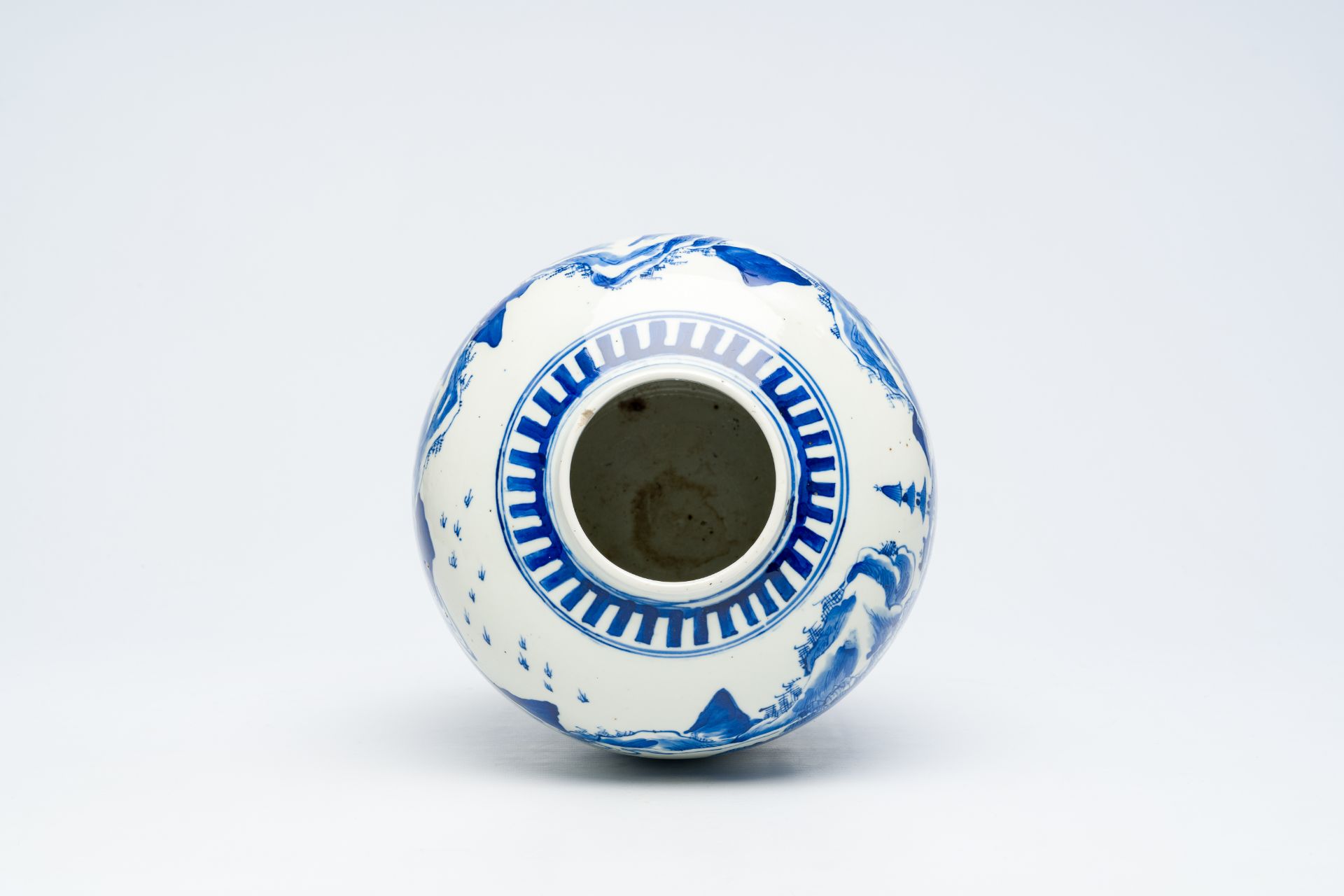 A large Chinese blue and white jar with a fine mountainous landscape, Kangxi mark, 19th C. - Bild 9 aus 12