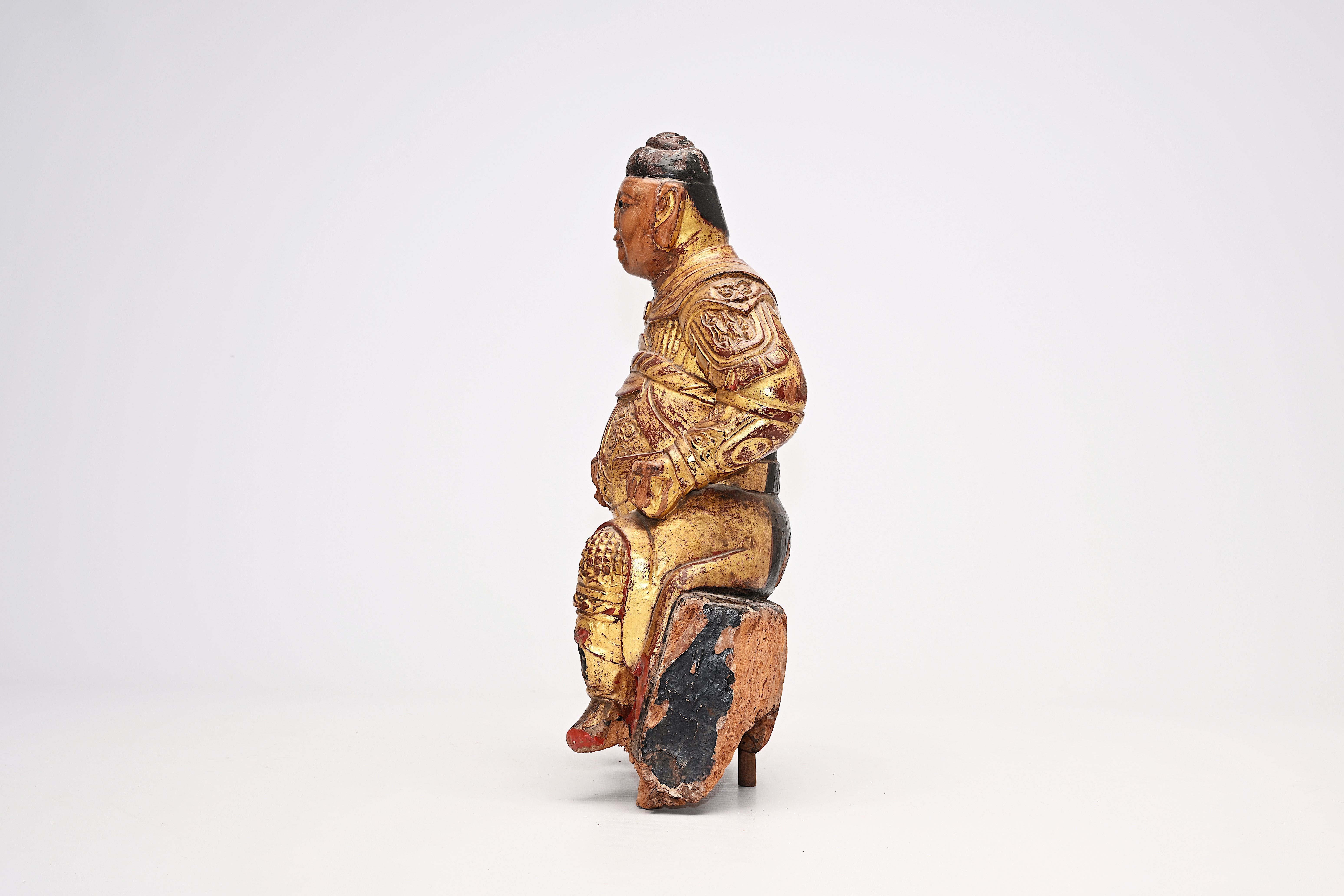 A carved, gilt and polychrome painted wood guardian figure, China, probably 17th C. - Image 2 of 9