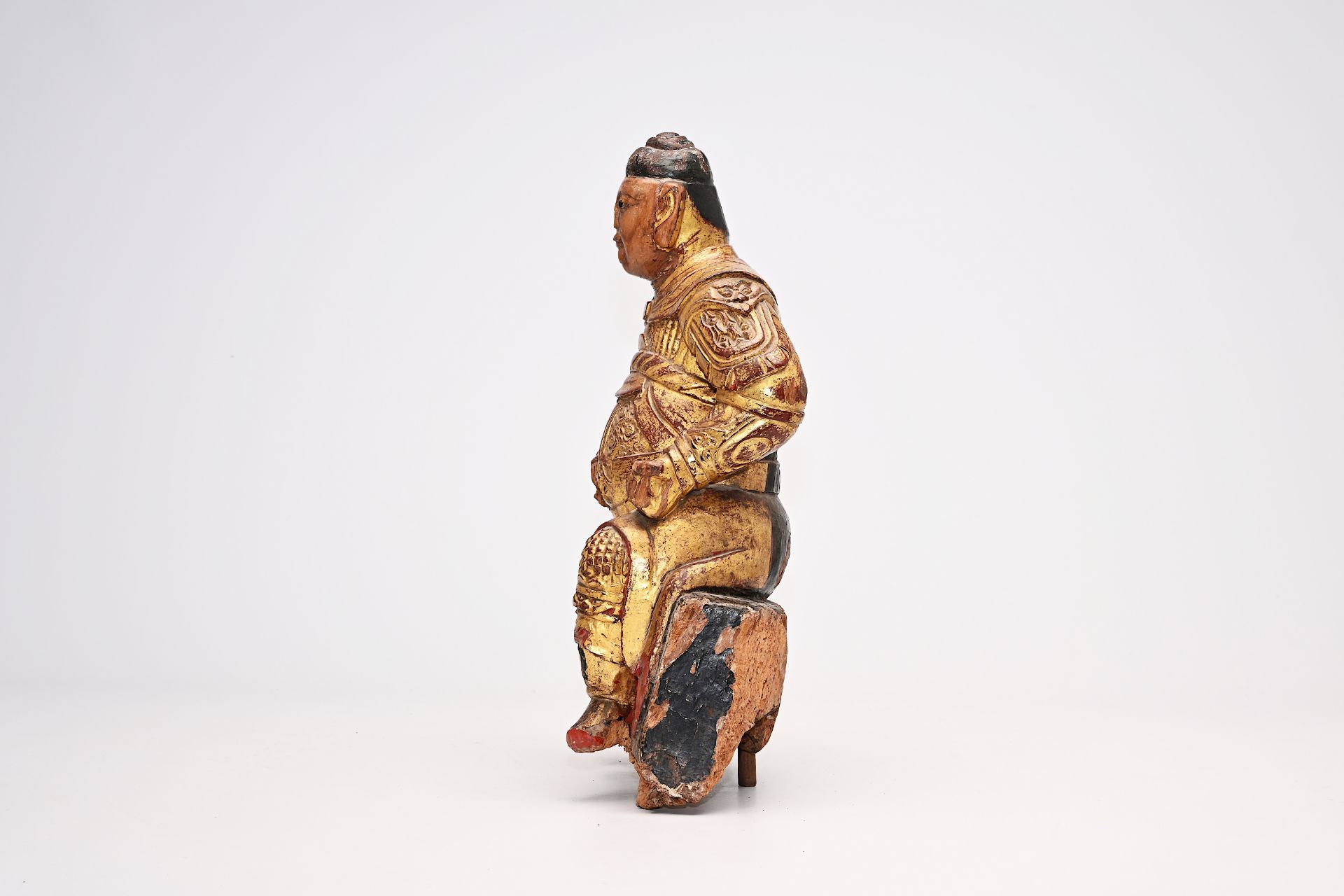 A carved, gilt and polychrome painted wood guardian figure, China, probably 17th C. - Bild 2 aus 9