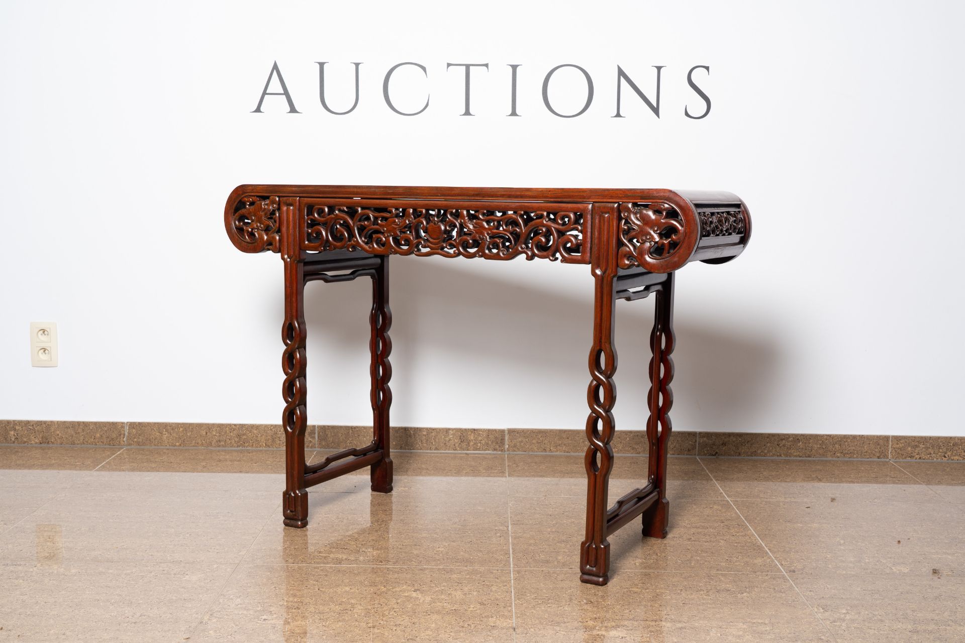 A Chinese carved hardwood 'dragons chasing the pearl' altar table, 20th C. - Bild 2 aus 8