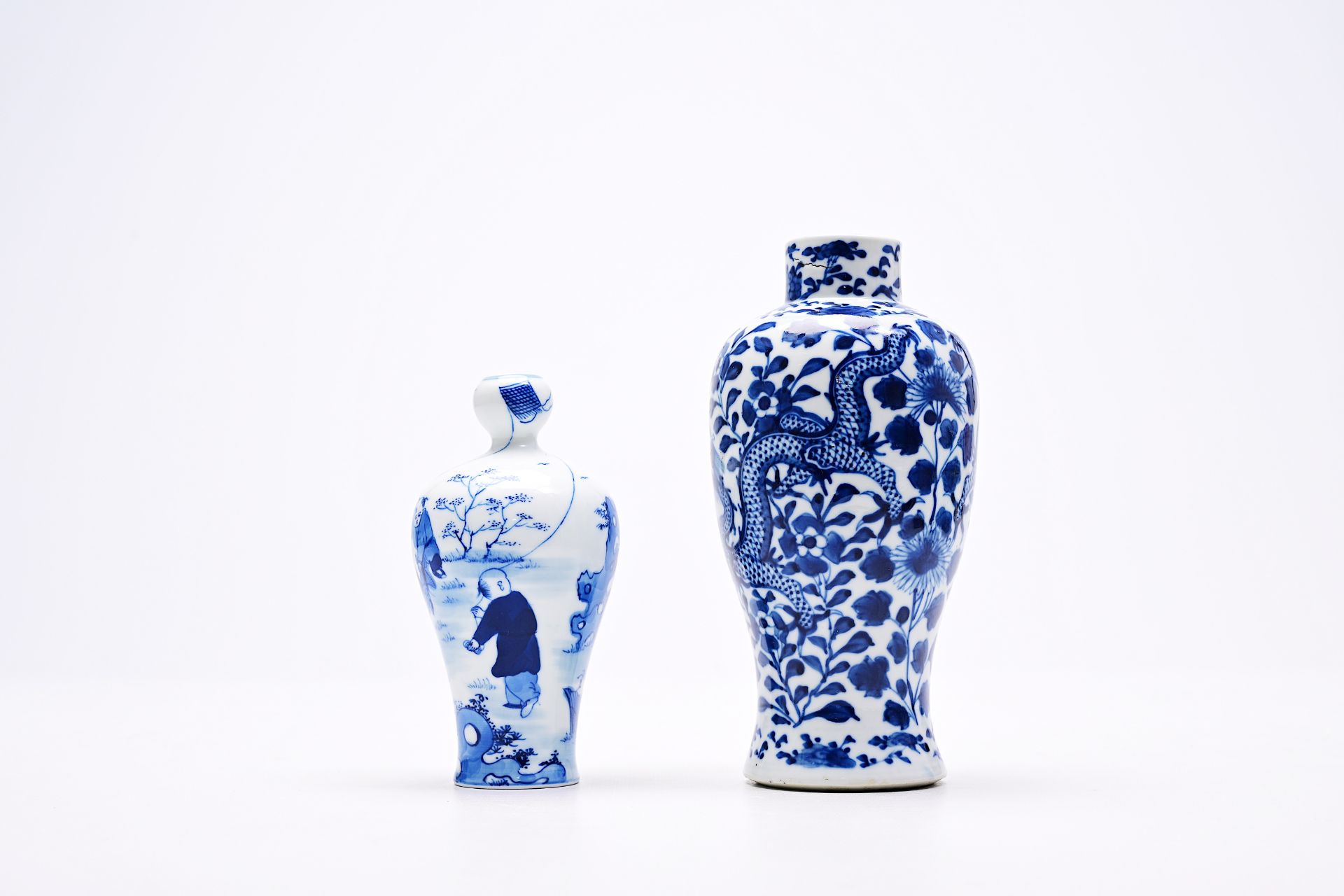 A varied collection of Chinese blue and white porcelain with floral design and figures in a landscap - Bild 18 aus 22