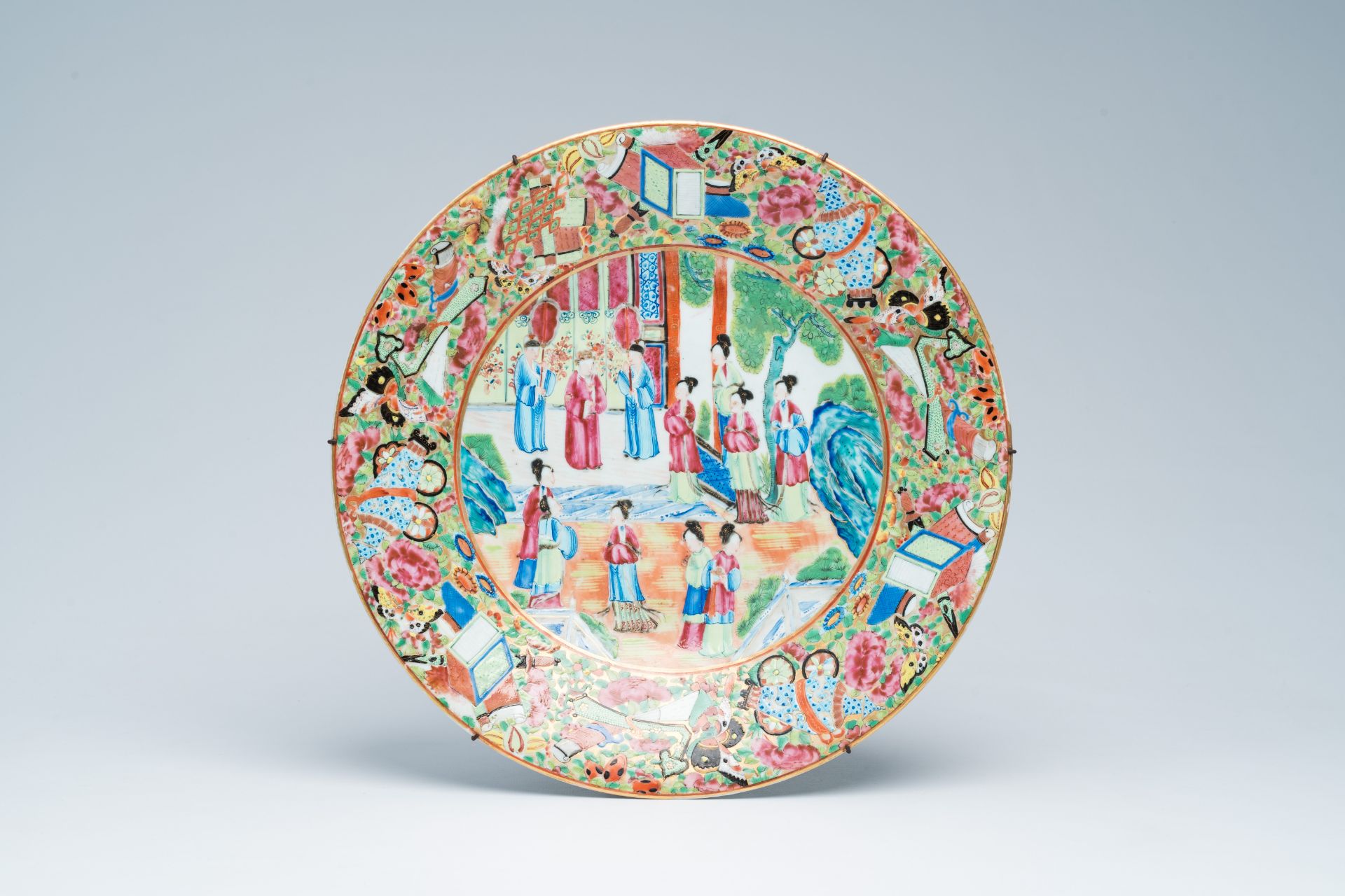 A Chinese Canton famille rose charger with a palace scene, 19th C. - Bild 2 aus 20