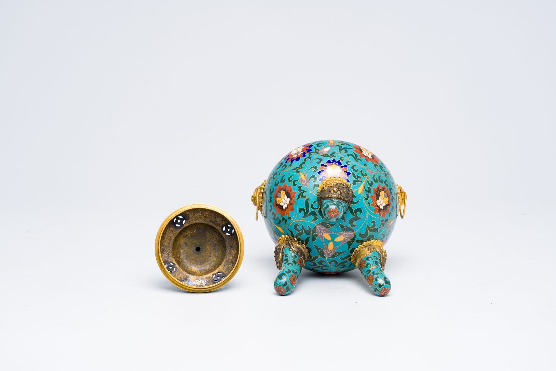 A Chinese cloisonne tripod censer with reticulated cover, 19th/20th C. - Image 6 of 6
