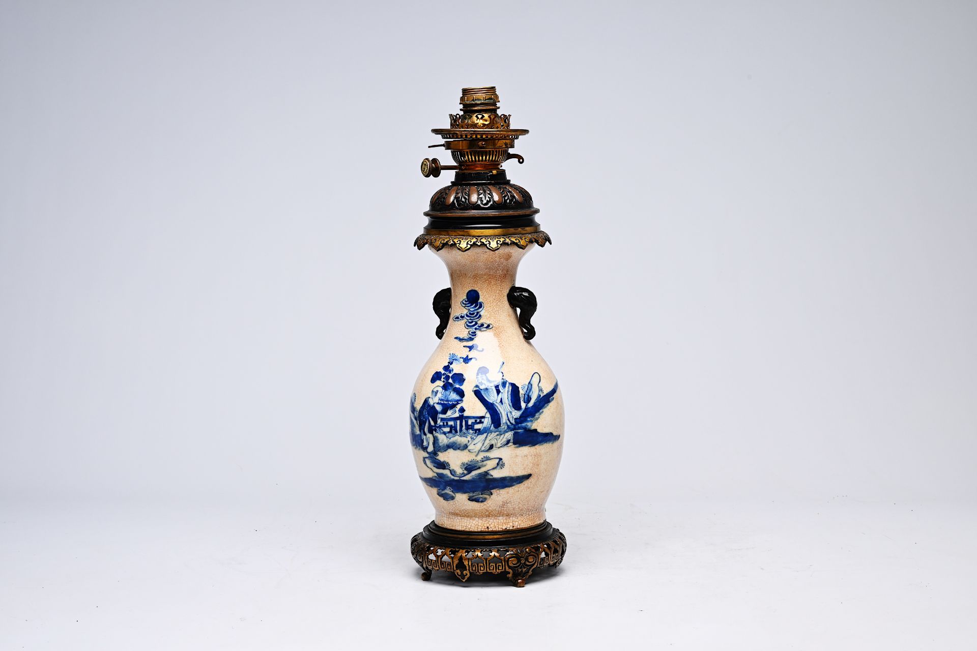 A Chinese blue and white Nanking crackle glazed vase with an immortal and his servant mounted as a l - Bild 5 aus 20