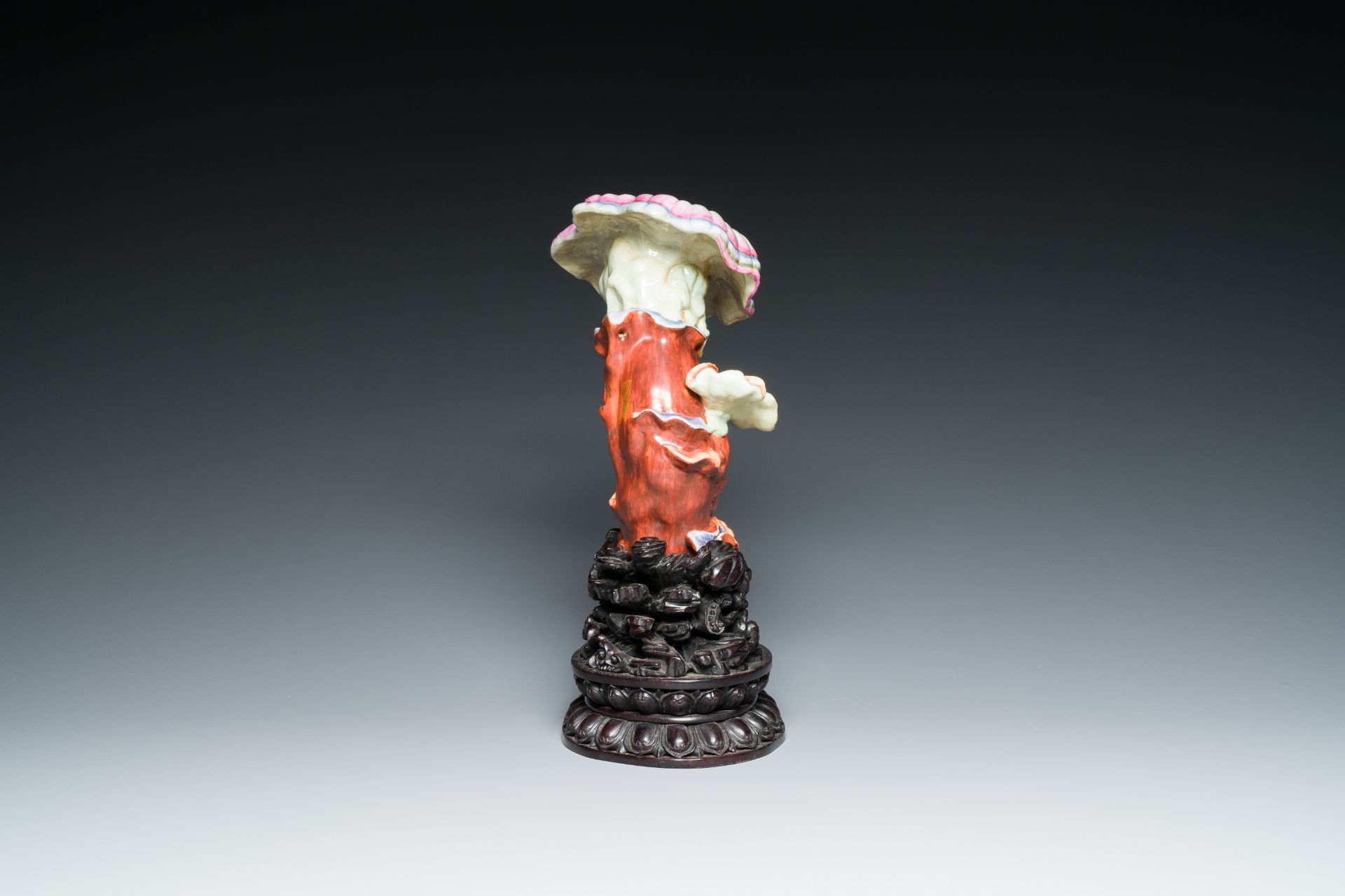 A Chinese famille rose 'lingzhi' sculpture on a carved wood stand, Qianlong mark, probably Republic - Bild 3 aus 36