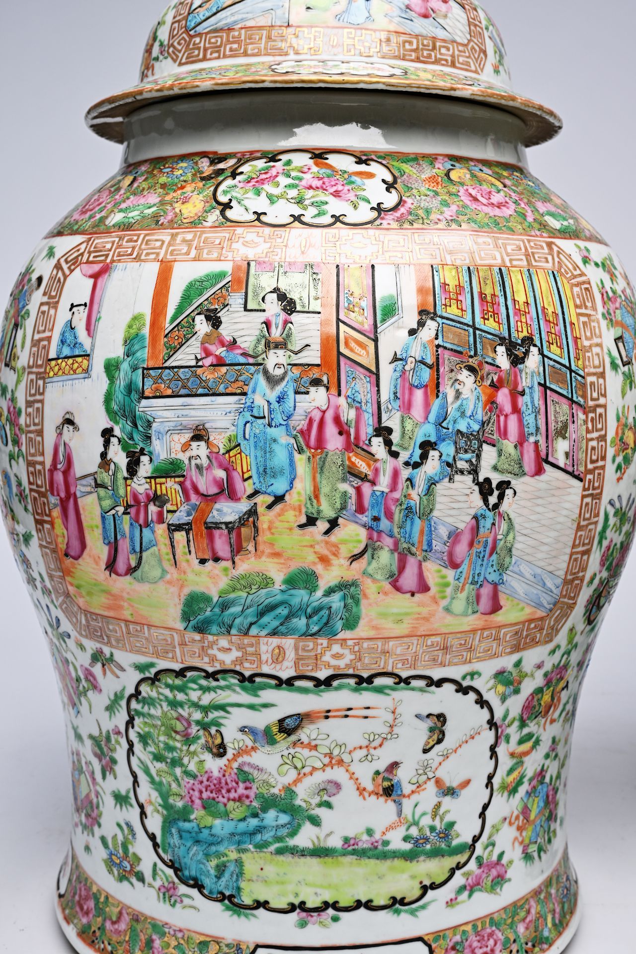 A pair of Chinese Canton famille rose vases and covers with palace scenes and birds and butterflies - Image 12 of 12