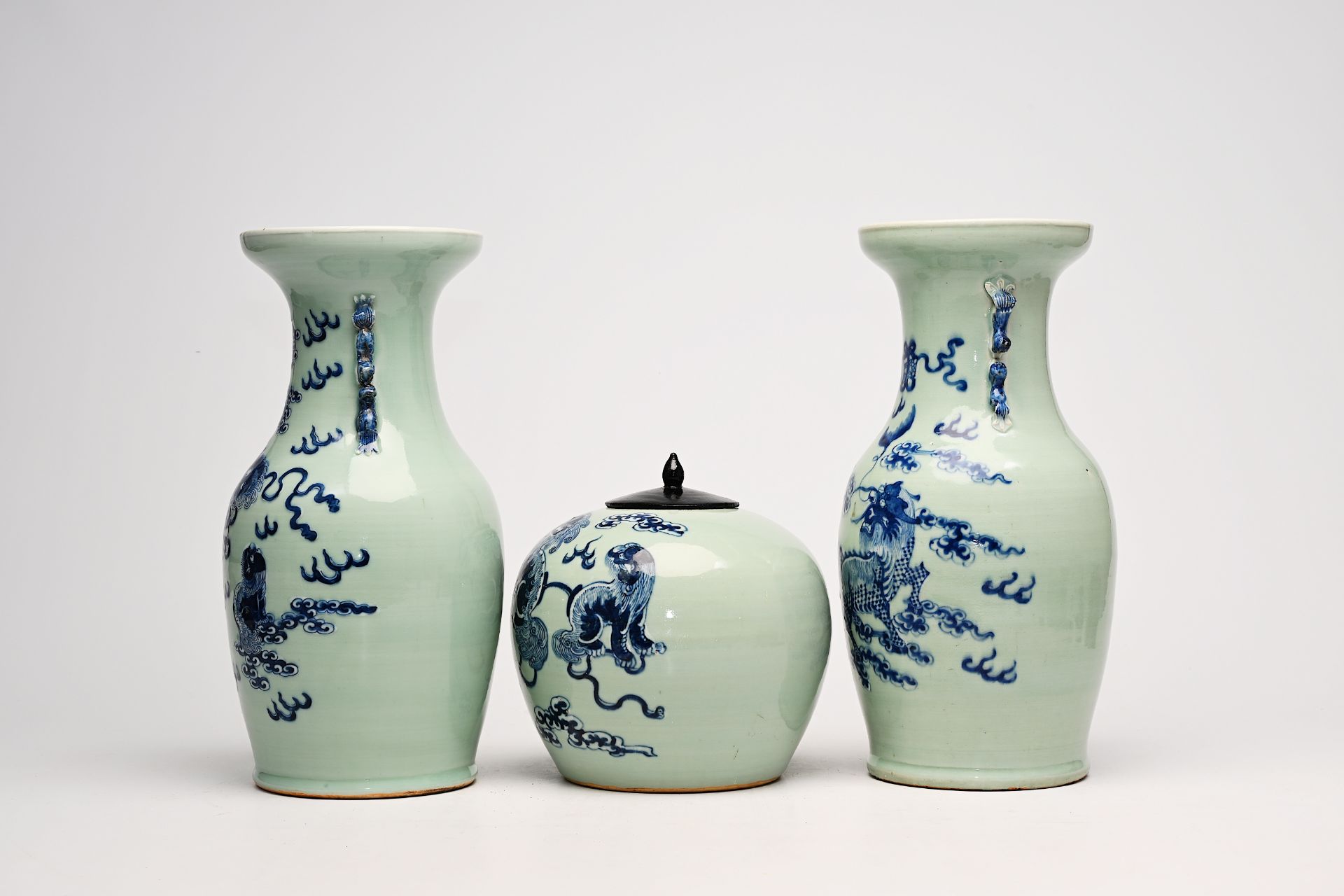 Two Chinese blue and white celadon ground vases and a jar and cover with Buddhist lions and a qilin, - Bild 5 aus 14