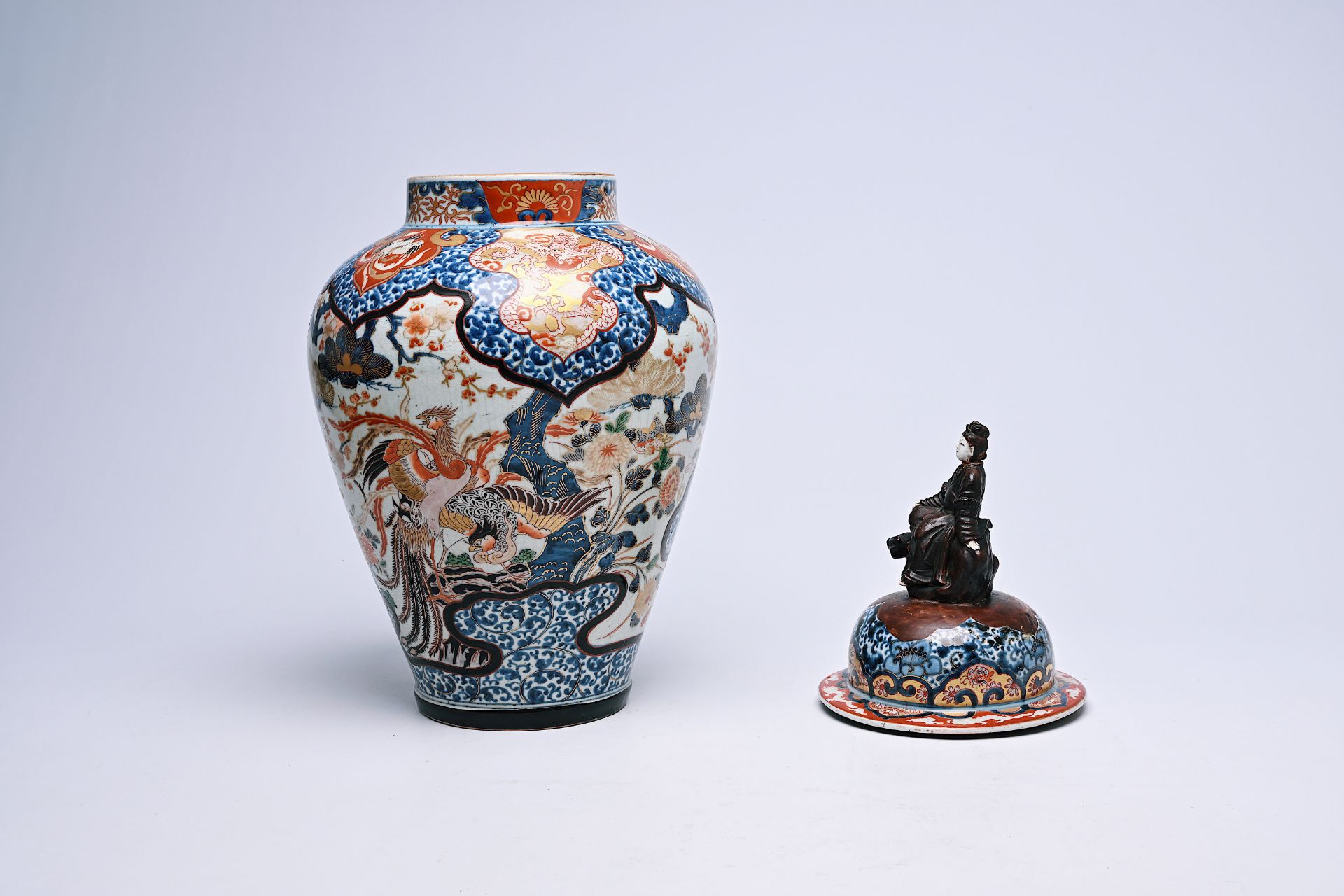 A Japanese Imari vase and cover with birds among blossoming branches and crowned with a lady, Edo, 1 - Bild 5 aus 10