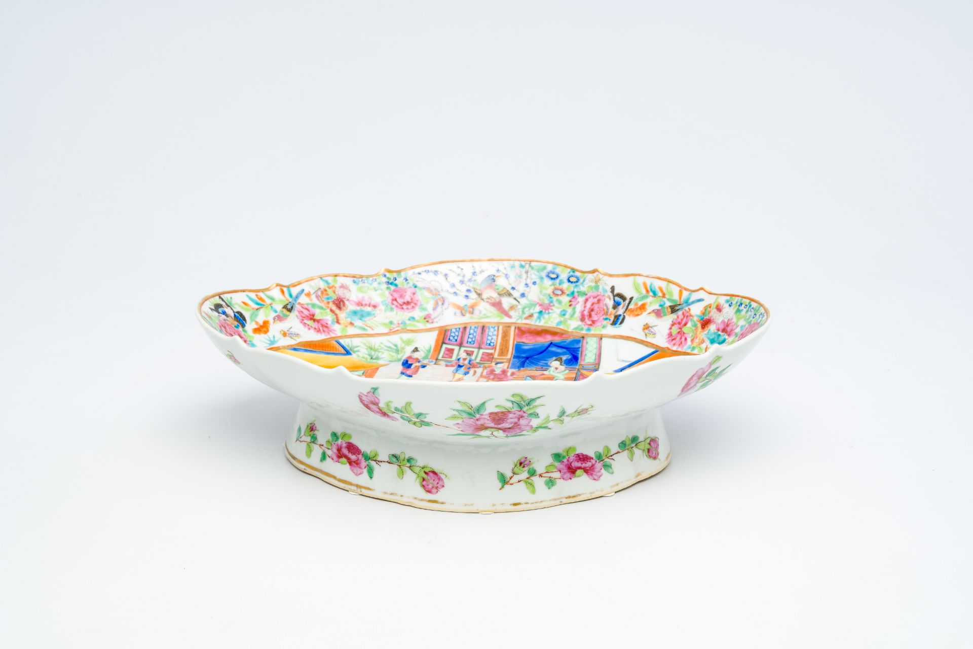 A Chinese Canton famille rose lobed bowl on foot with an animated palace scene and floral design, 19 - Bild 3 aus 7