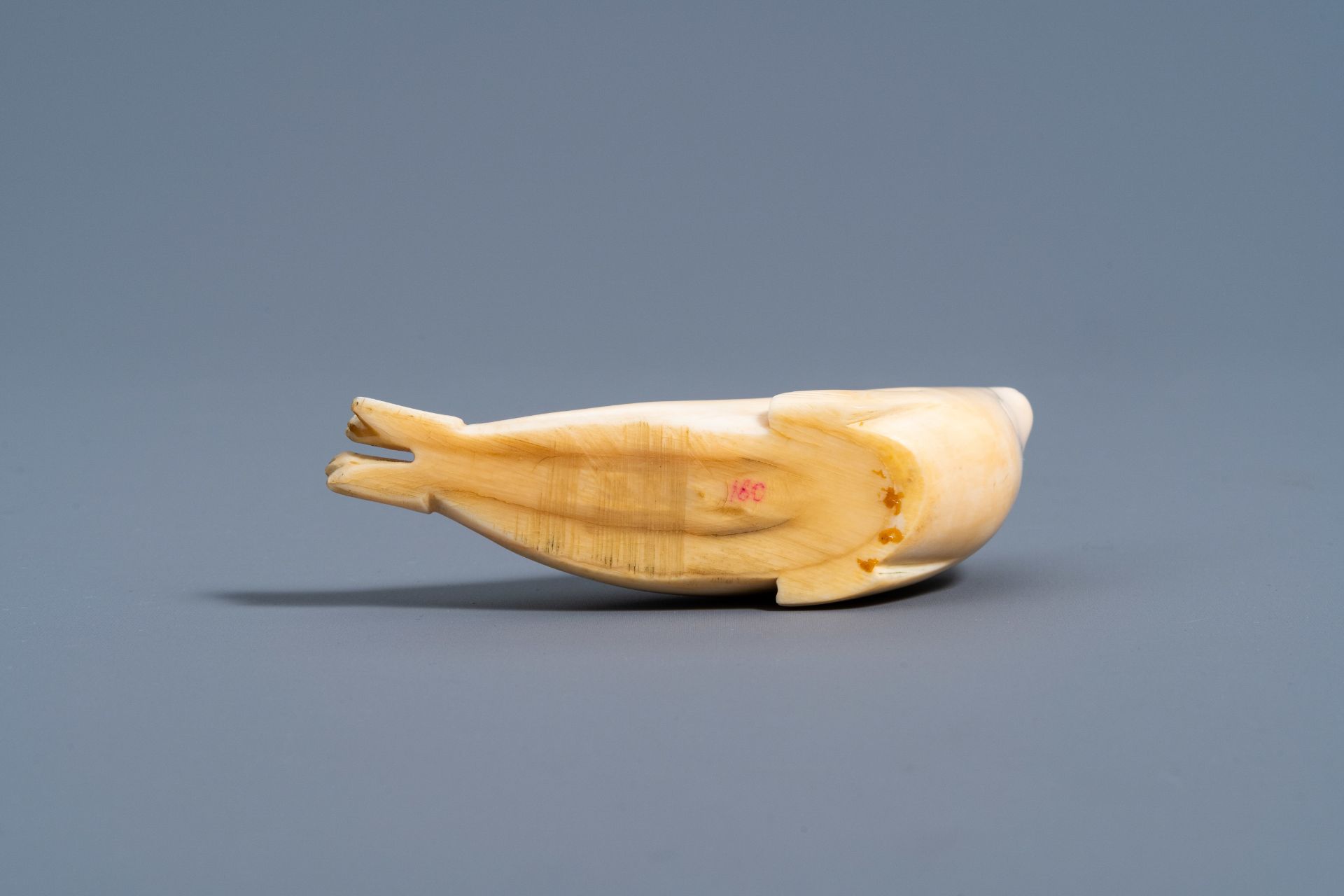 An Inuit carved whale ivory figure of a seal, Canada or Alaska, 19th C. - Bild 8 aus 11