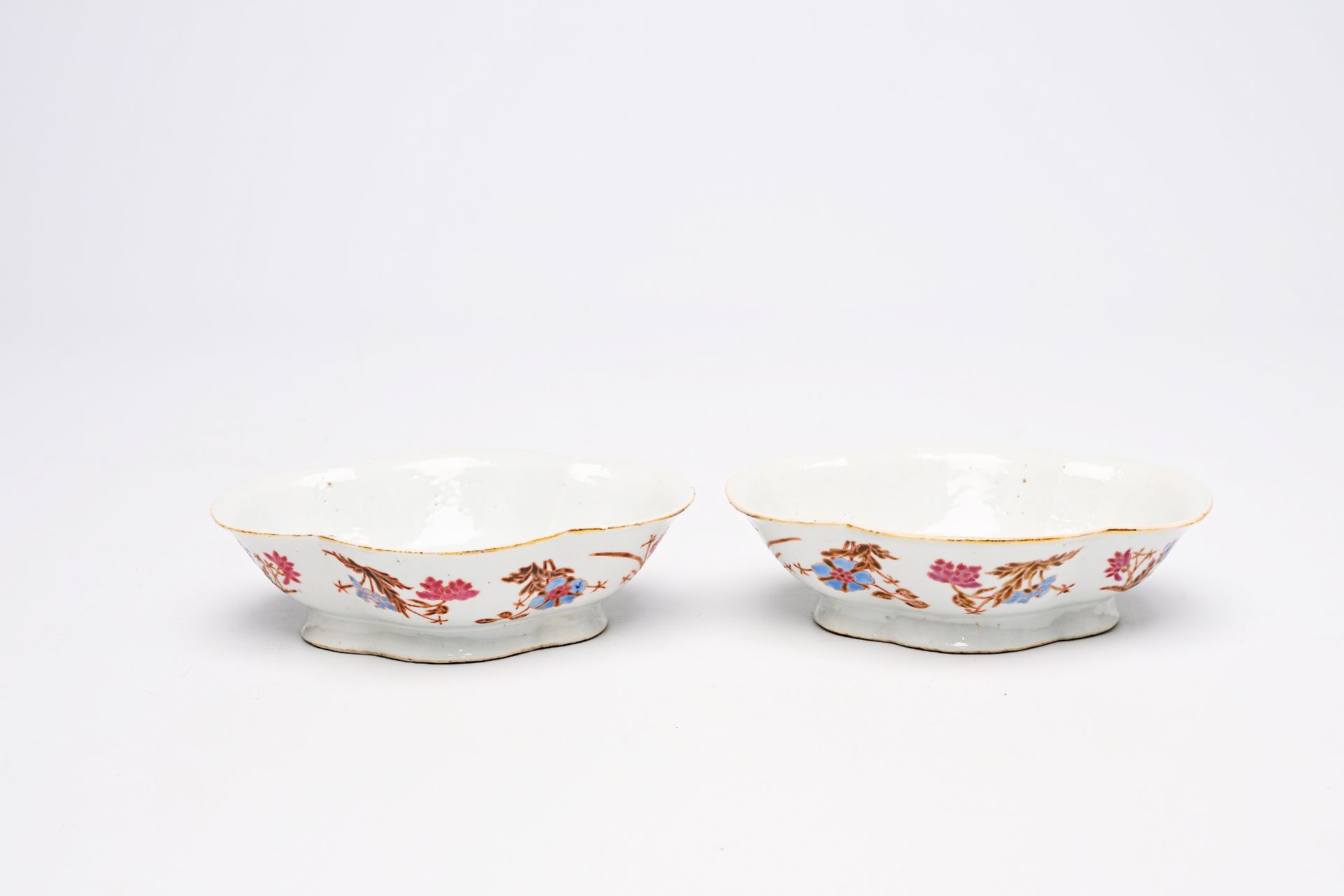 A pair of Chinese lobed famille rose bowls with floral design, 19th C. - Image 3 of 24