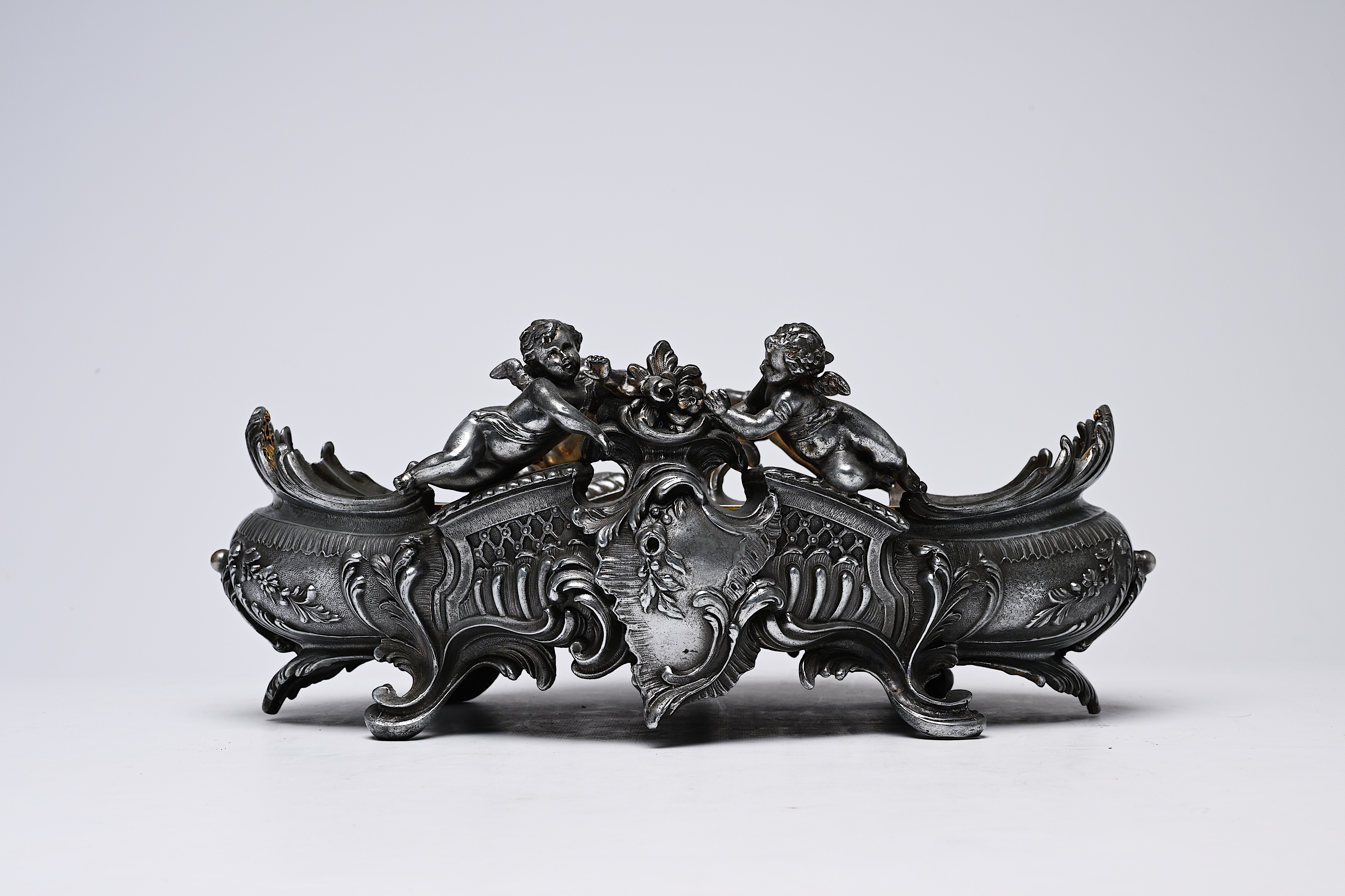 A French silver plated Louis XV style centrepiece with putti and accompanying bowl, 19th/20th C. - Image 3 of 10