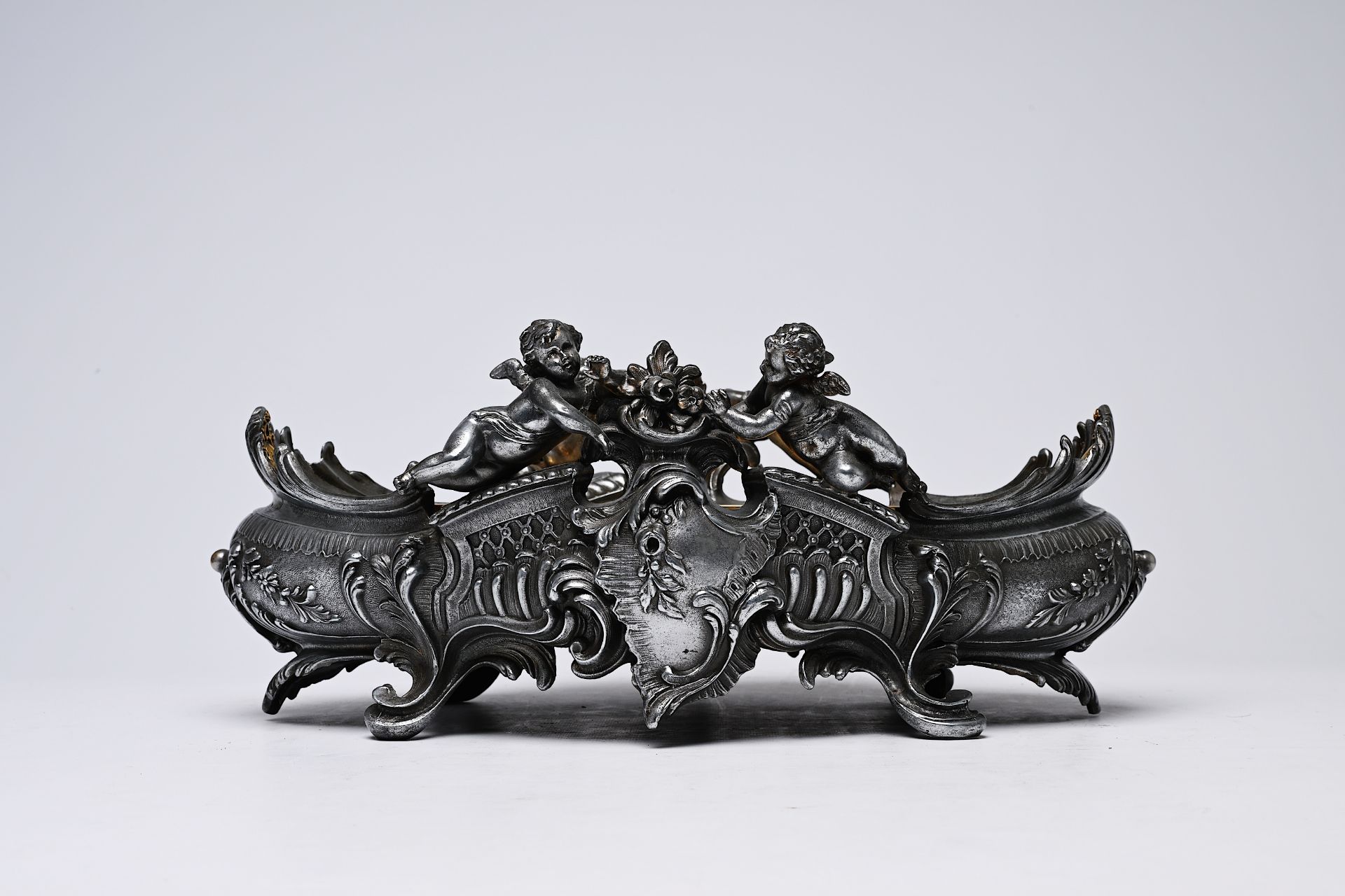 A French silver plated Louis XV style centrepiece with putti and accompanying bowl, 19th/20th C. - Bild 3 aus 10