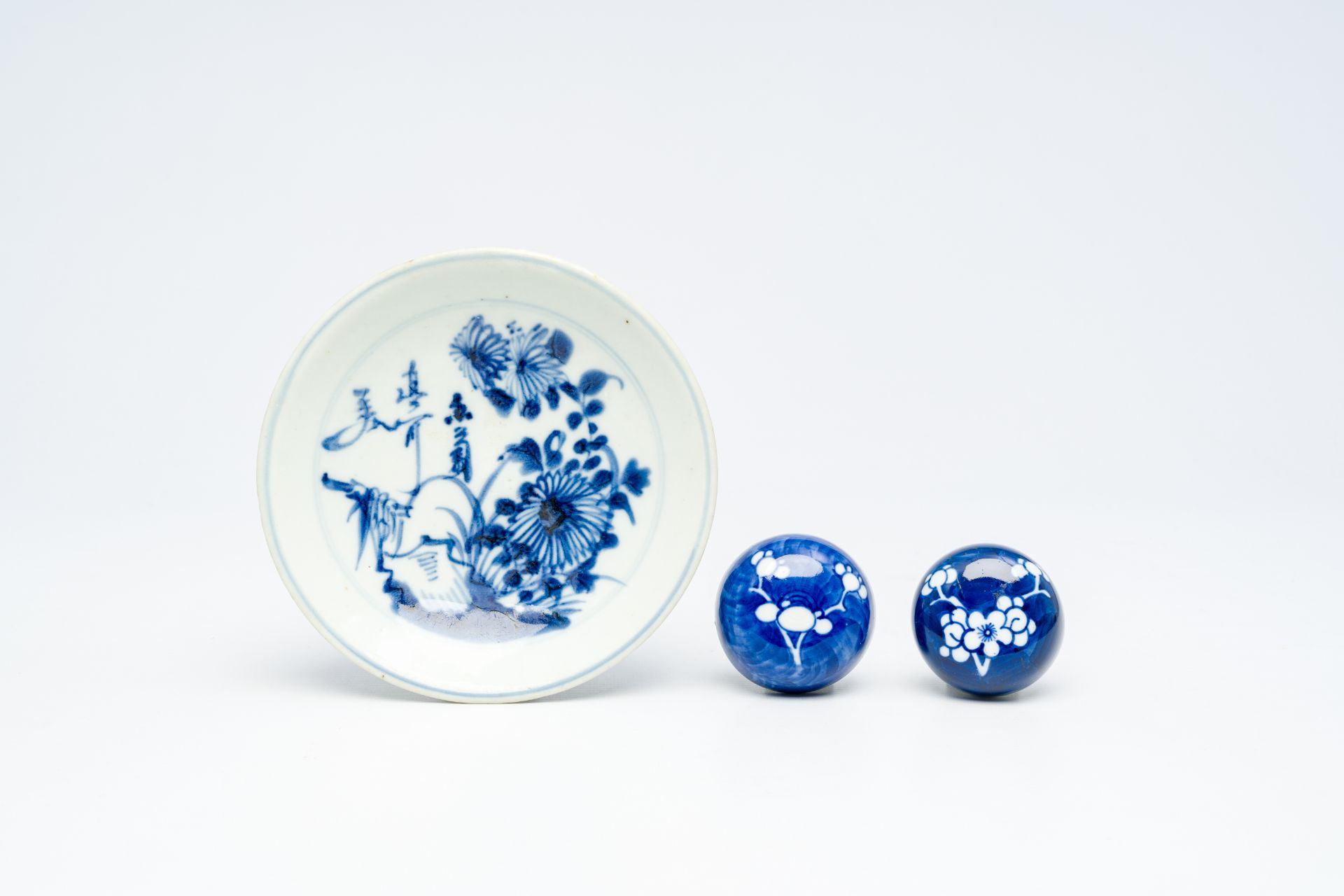 A varied collection of Chinese blue and white porcelain with floral design, 19th/20th C. - Image 16 of 18